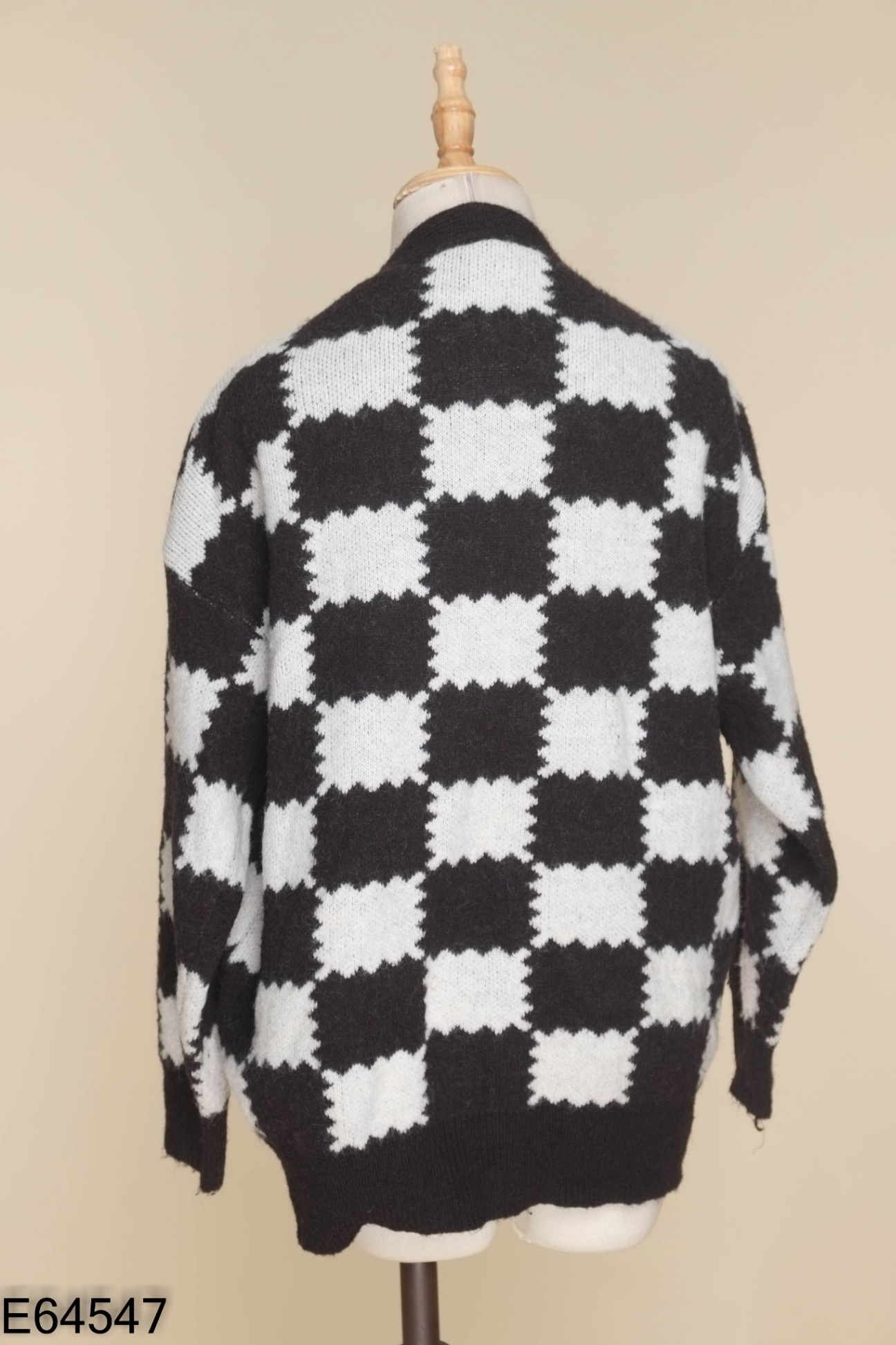 Áo cardigans đen kẻ trắng