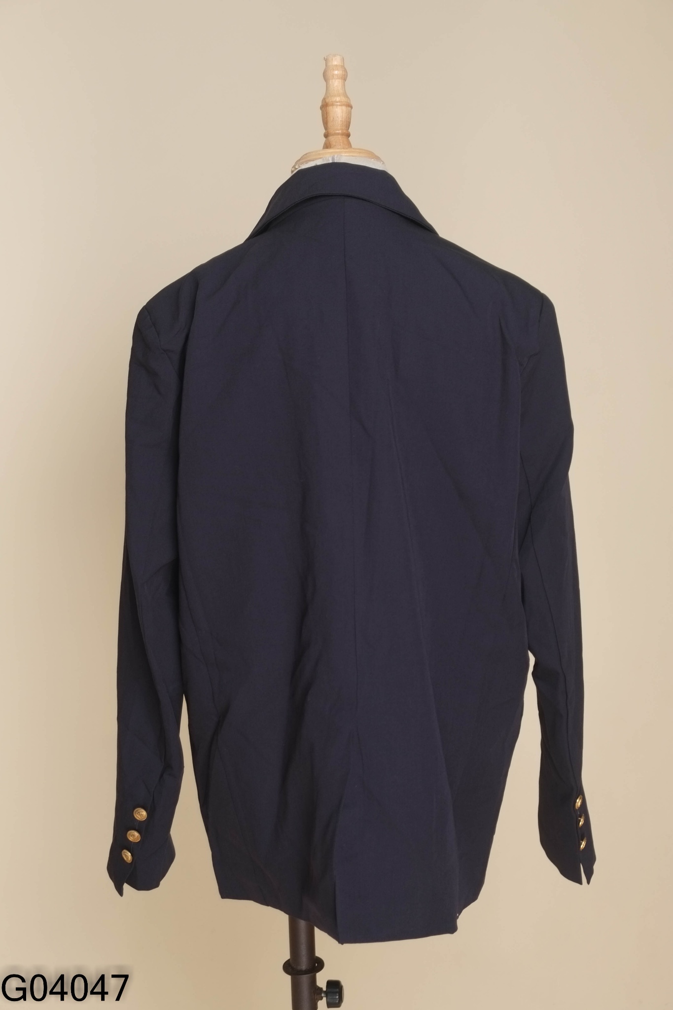 Áo blazer xanh than phối cúc vàng