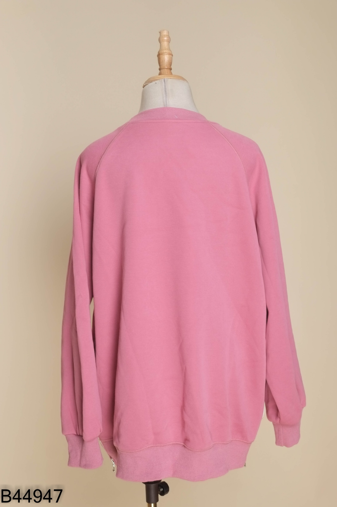 Áo sweater hồng phối họa tiết