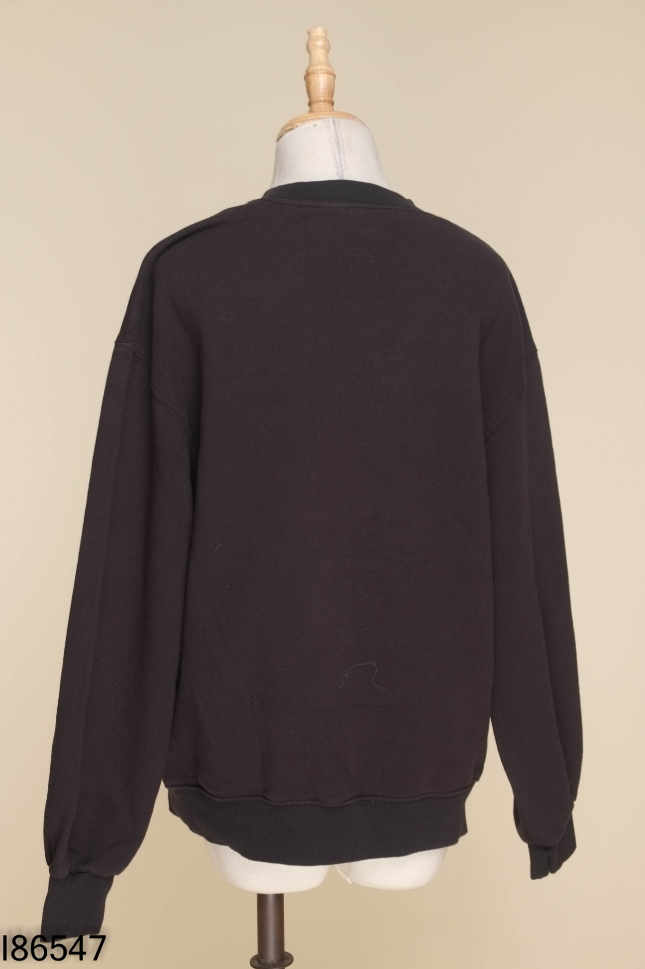 Áo DIVIDED sweater đen in chữ