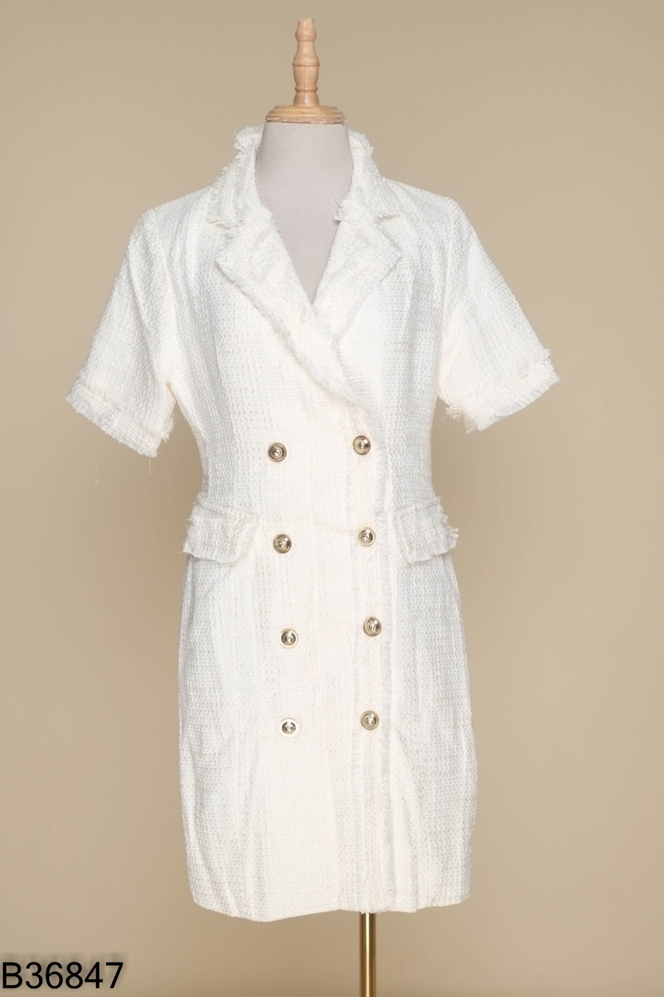 Váy dạ be cổ vest khuy bạc