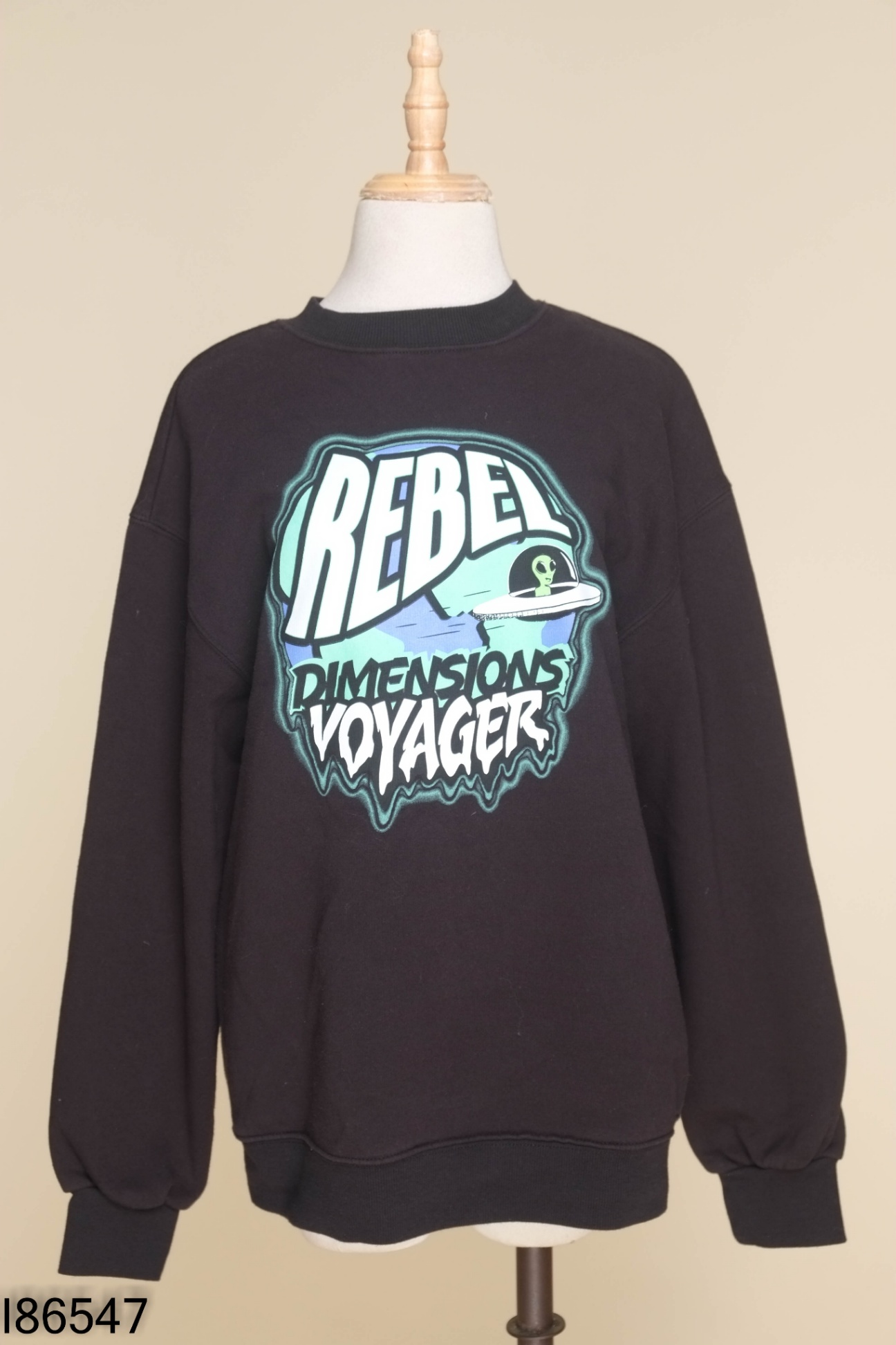 Áo DIVIDED sweater đen in chữ