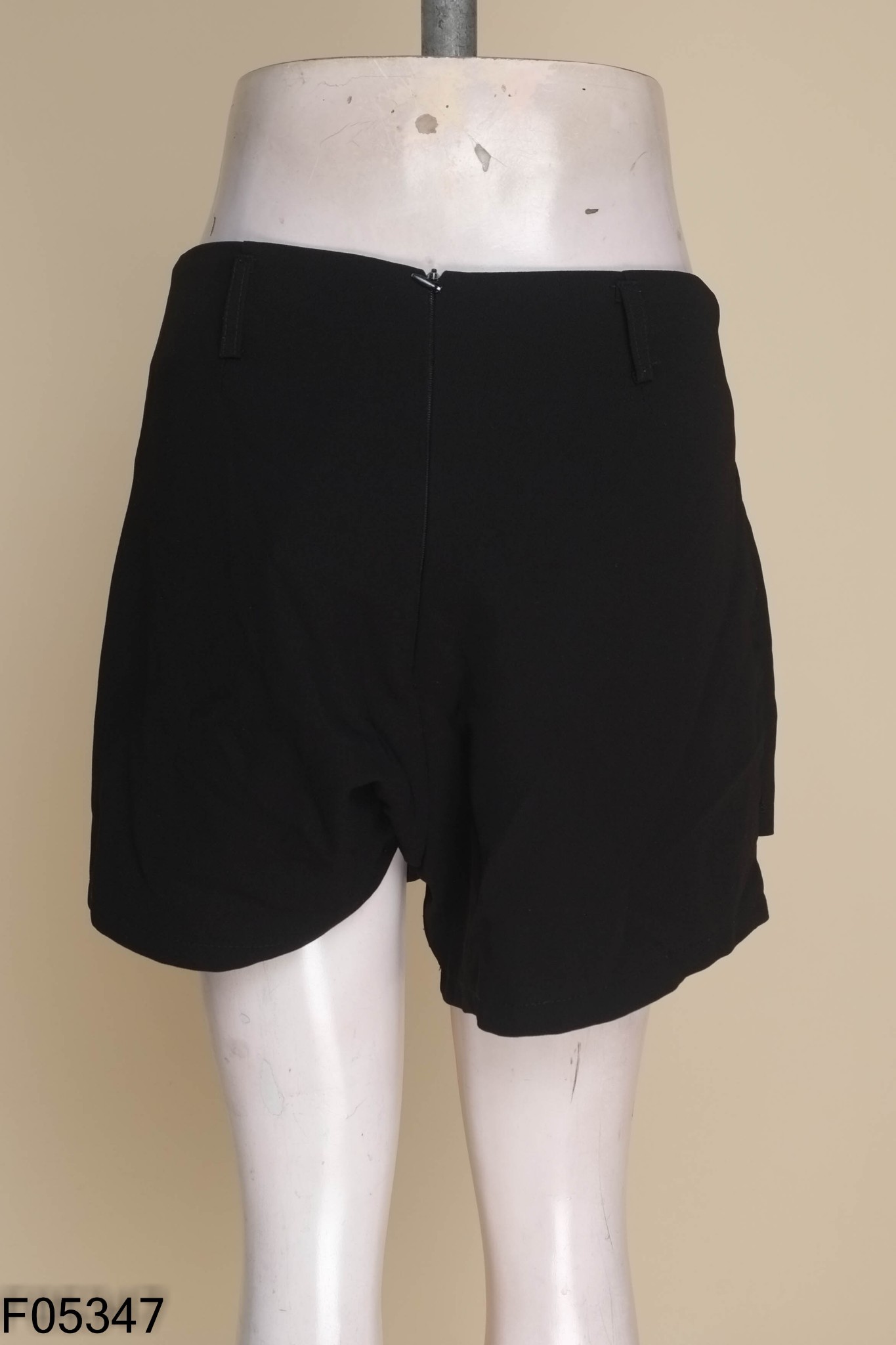 Quần shorts đen kèm đai