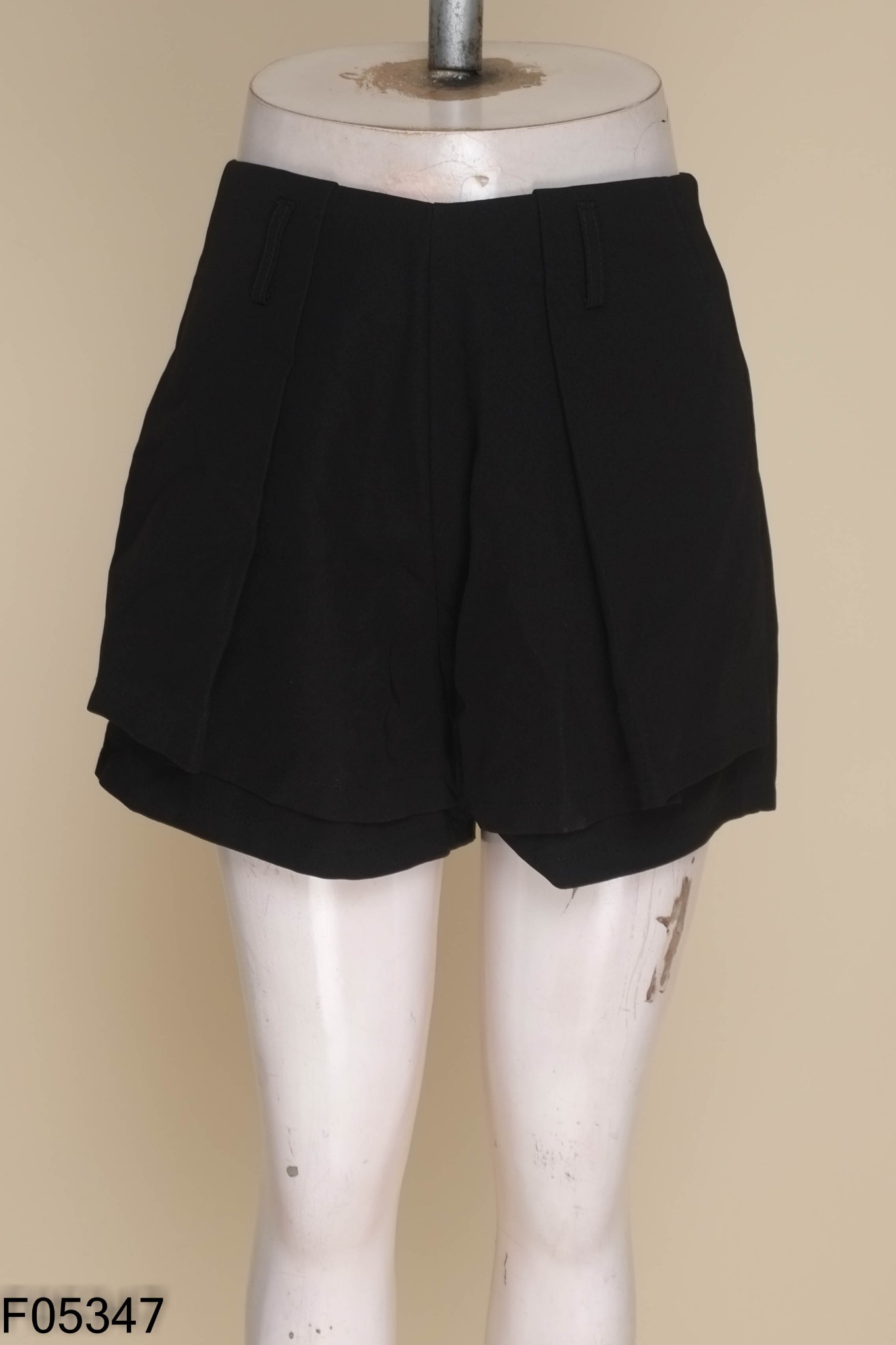Quần shorts đen kèm đai