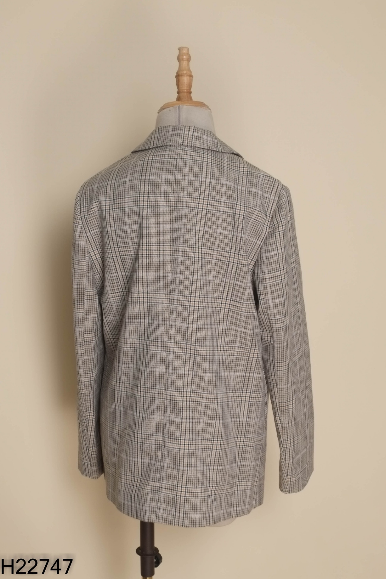 Blazer nâu kẻ khuy đen