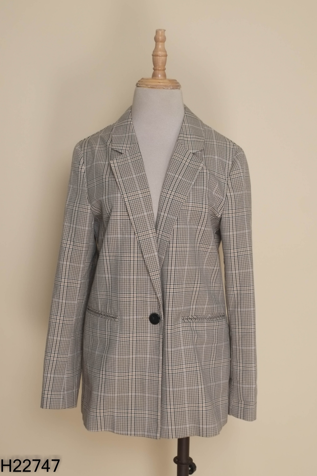 Blazer nâu kẻ khuy đen