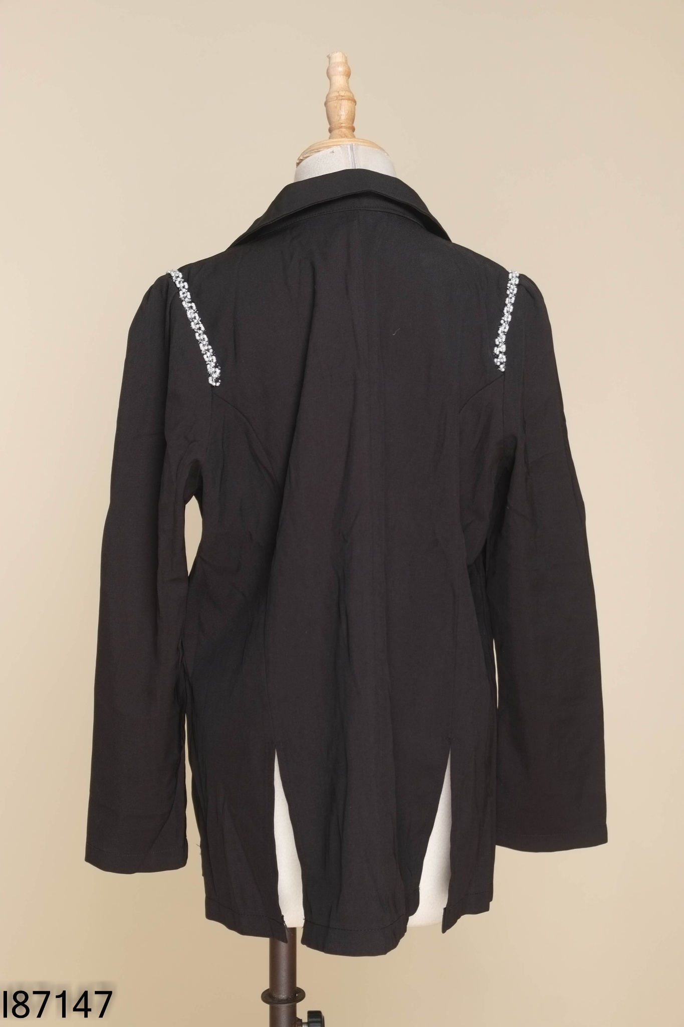 Áo blazer đen đính ngọc trai vai