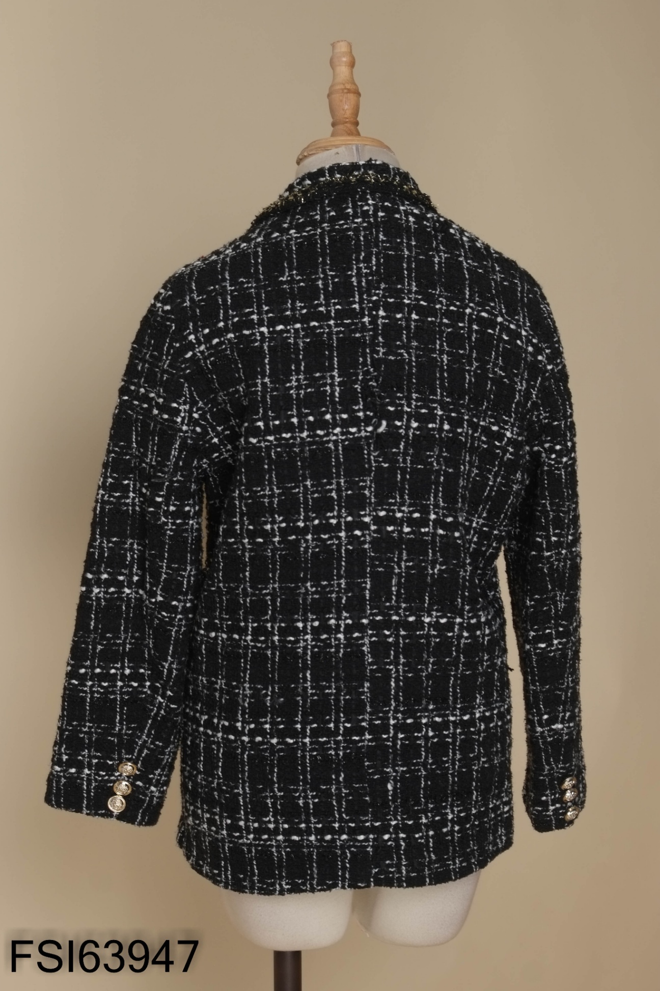 Áo dạ đen cổ vest kẻ trắng