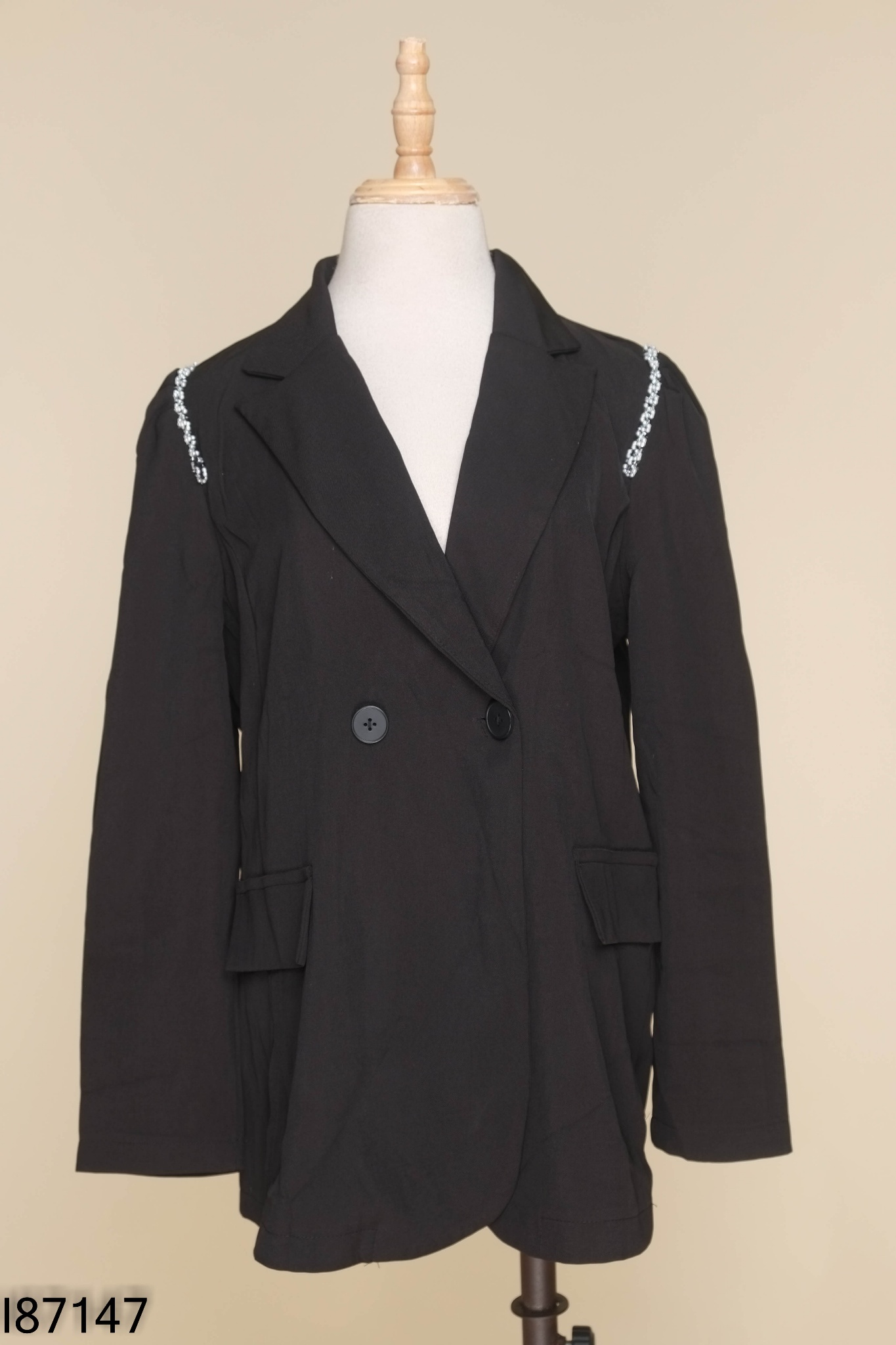 Áo blazer đen đính ngọc trai vai