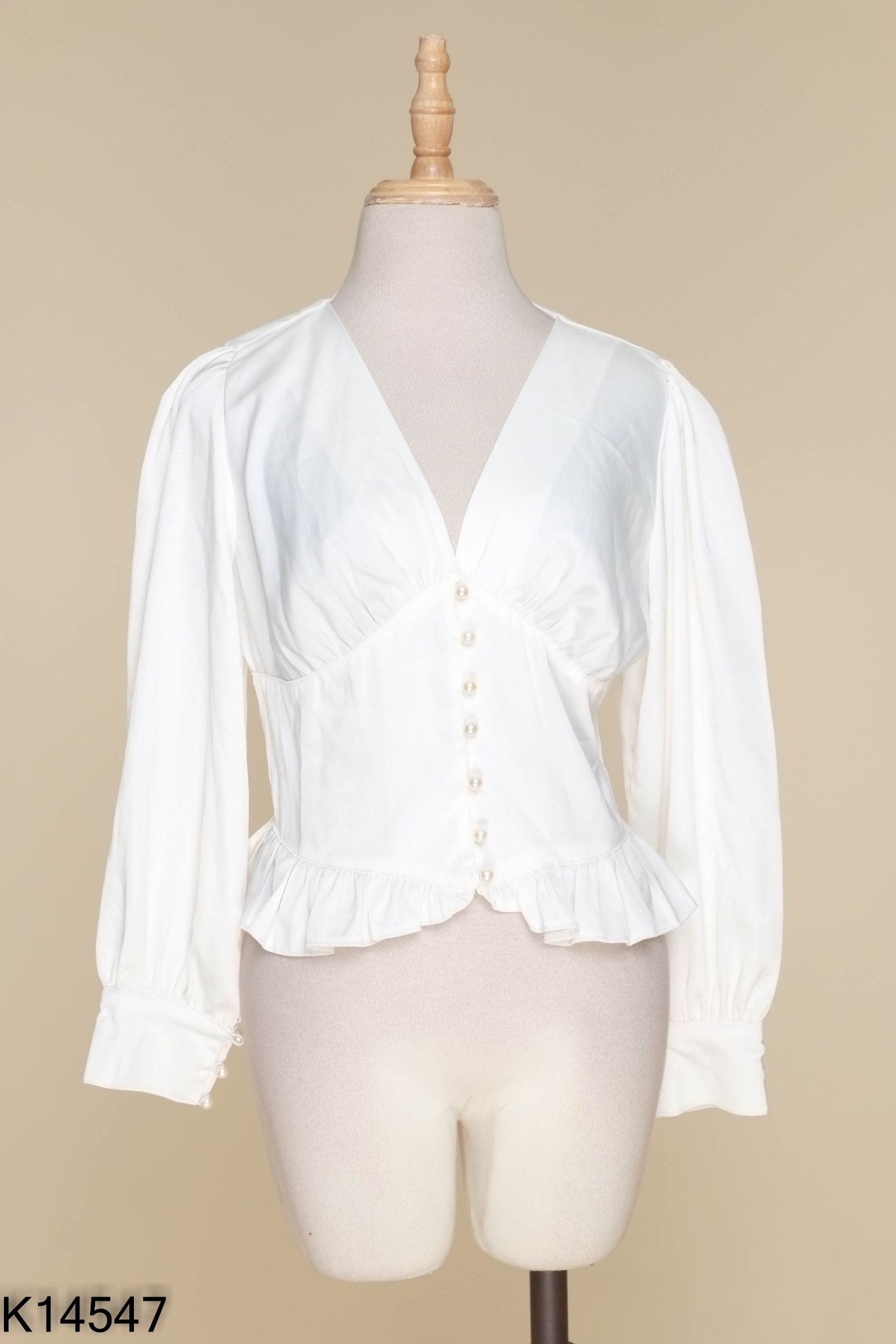 Áo kiểu LAVISH trắng cúc ngọc