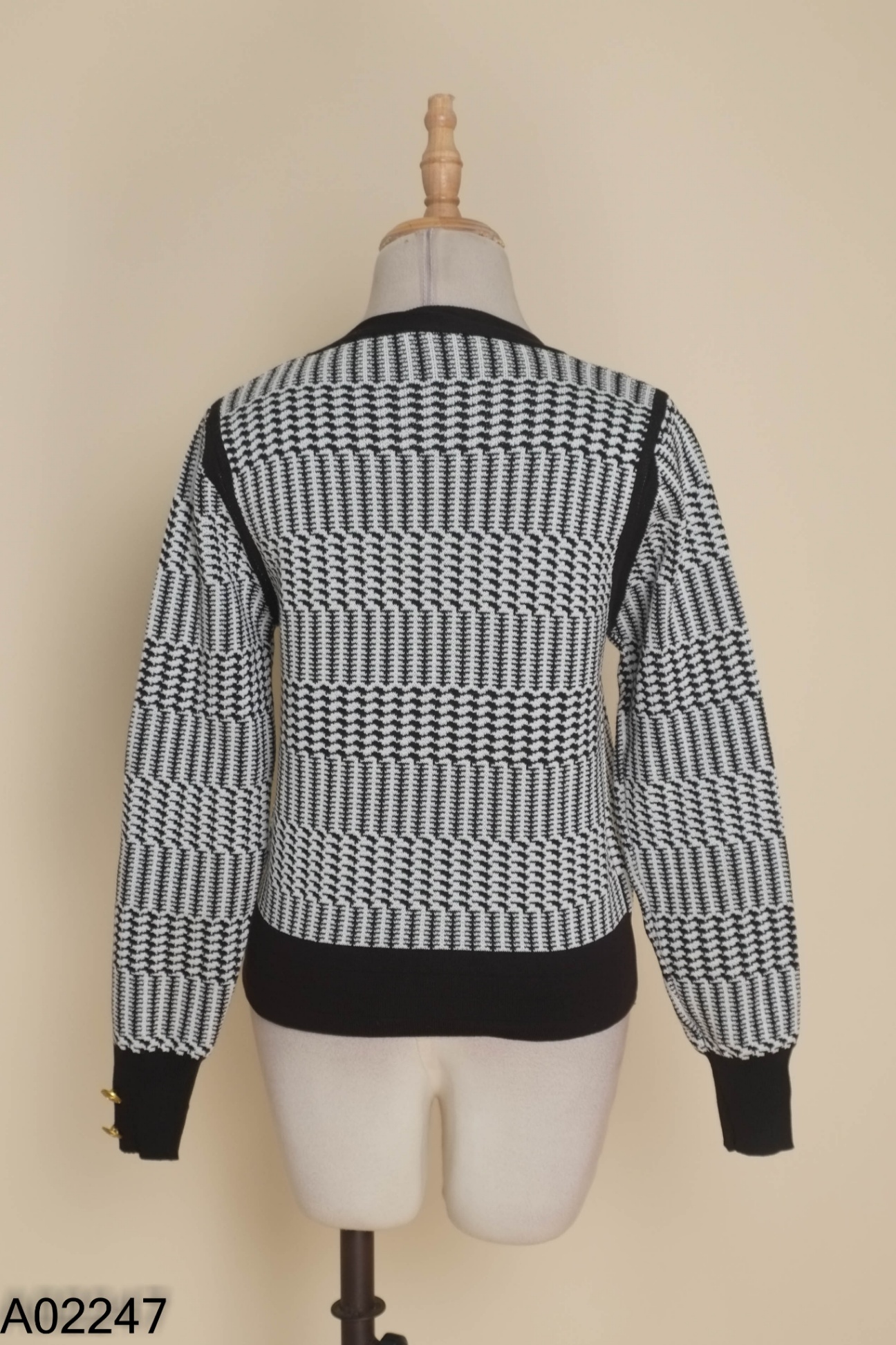A0224711872-Áo cardigan trắng viền đen