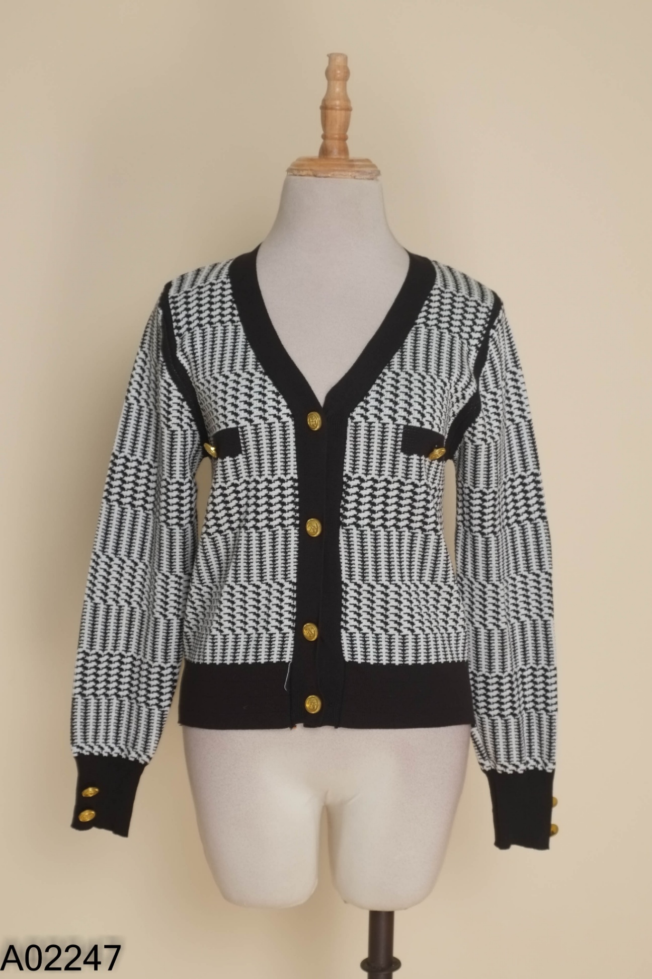 A0224711872-Áo cardigan trắng viền đen