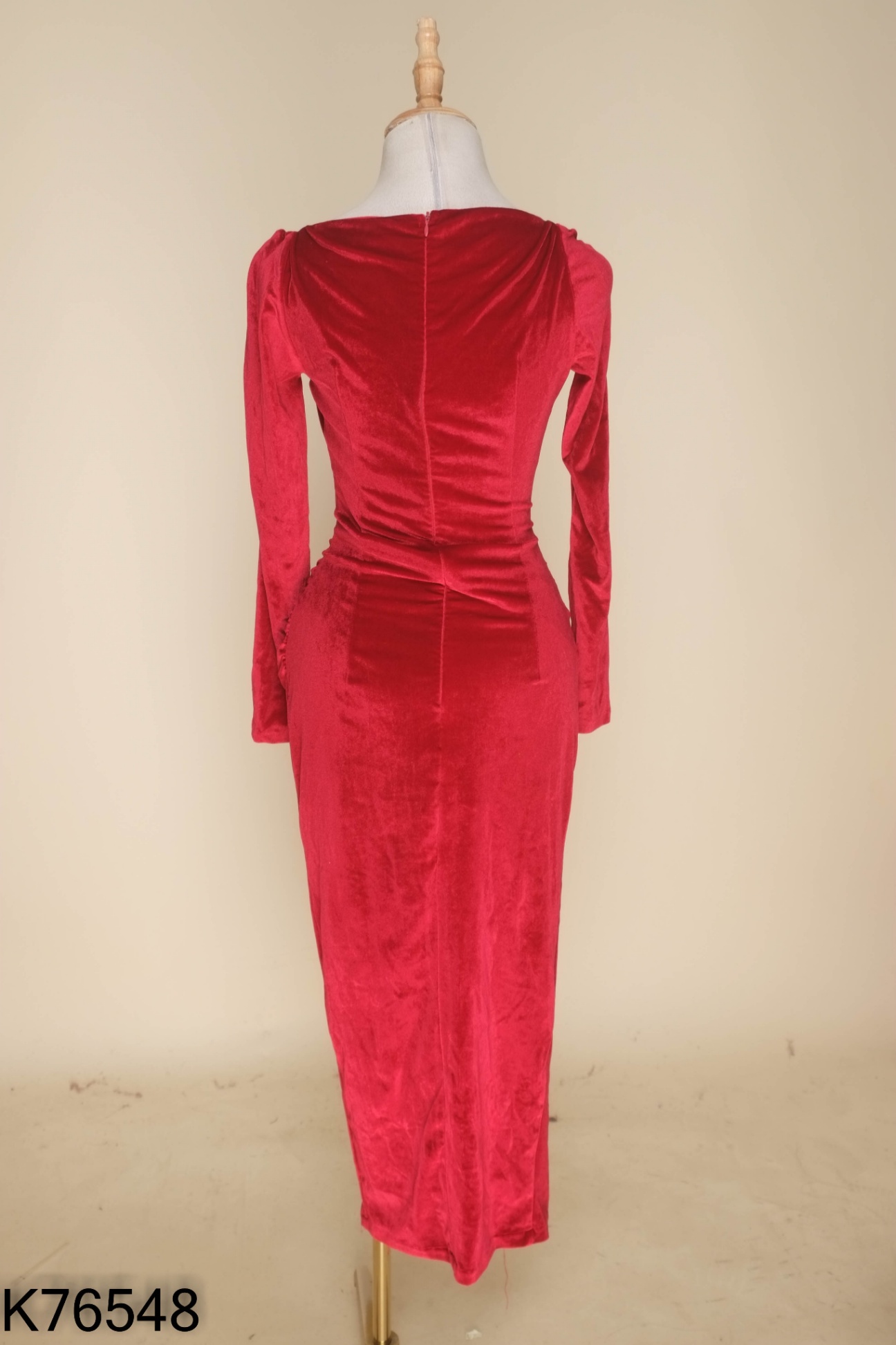 Váy nhung đỏ xoắn eo ôm body