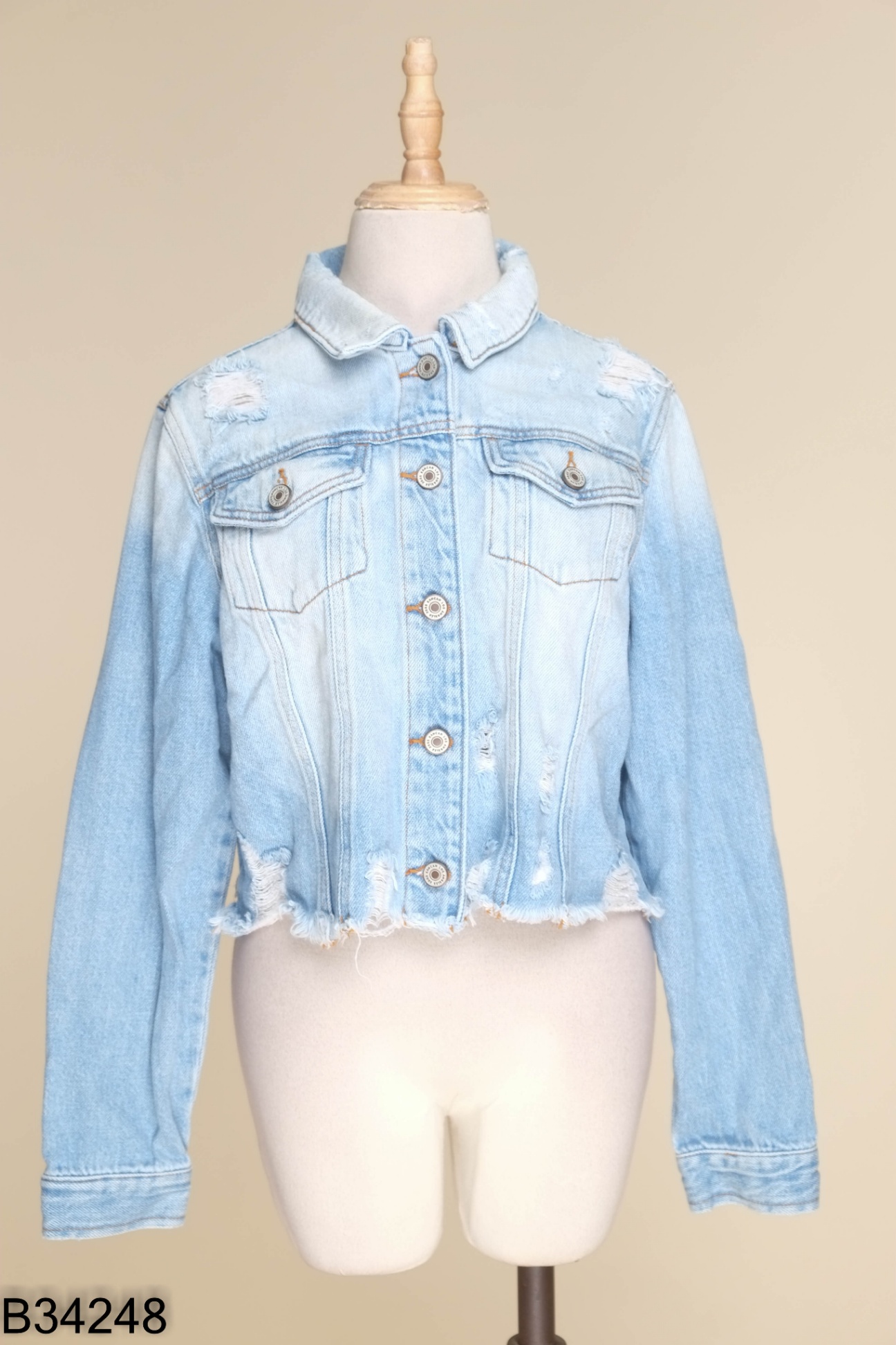 Áo khoác jeans xanh cắt gấu