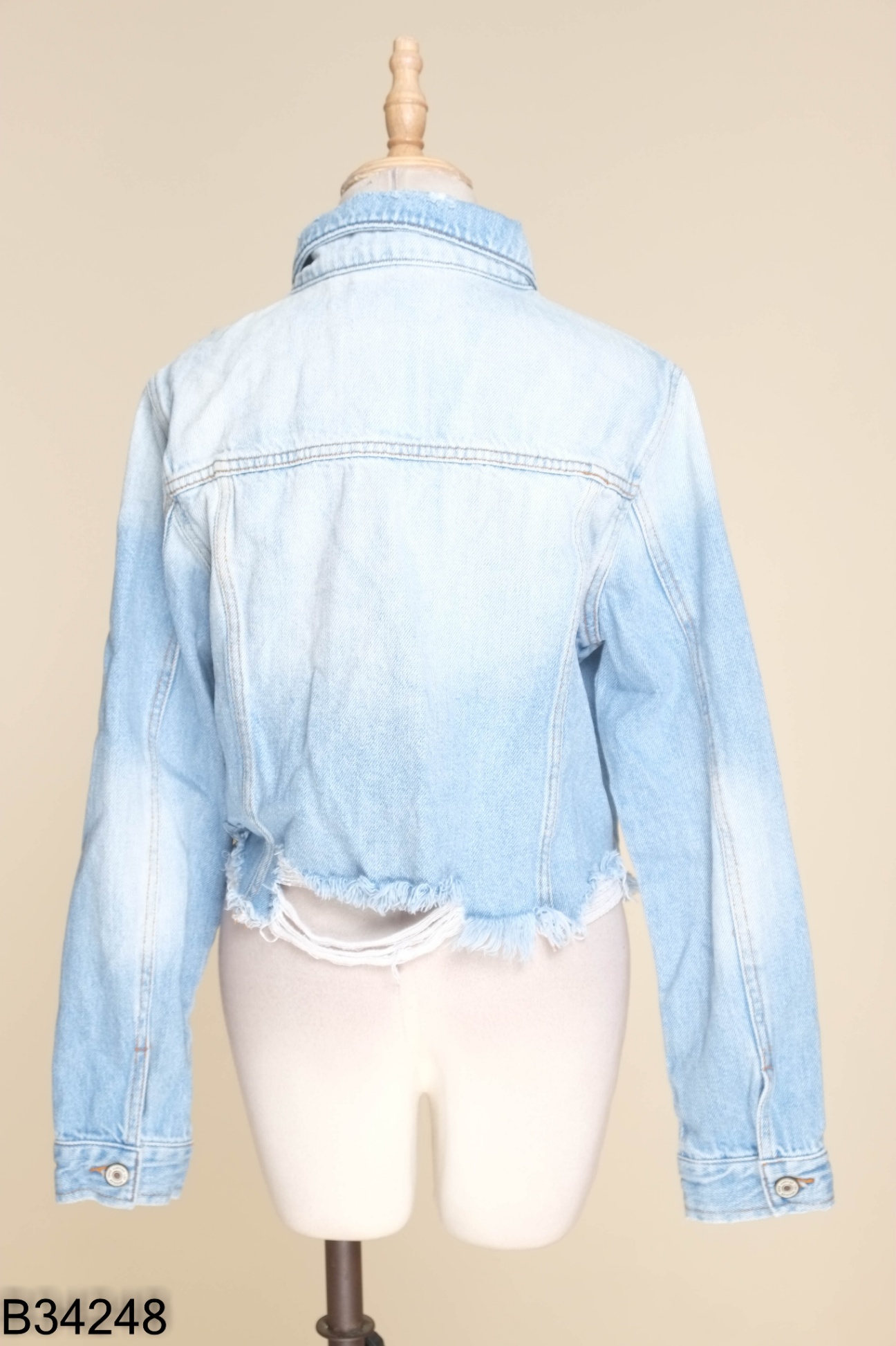 Áo khoác jeans xanh cắt gấu