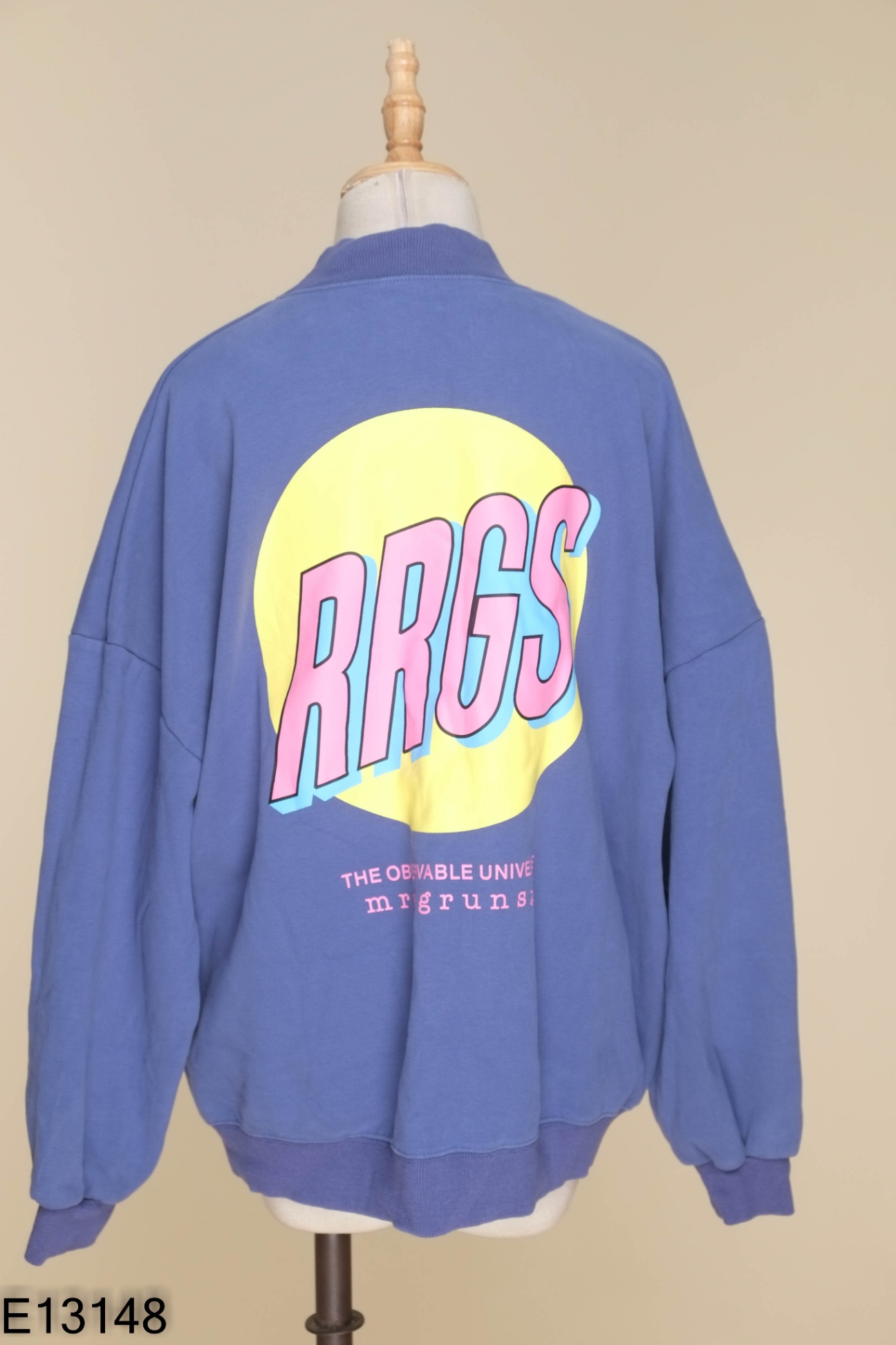 Áo sweater xanh in hình vàng chữ hồng