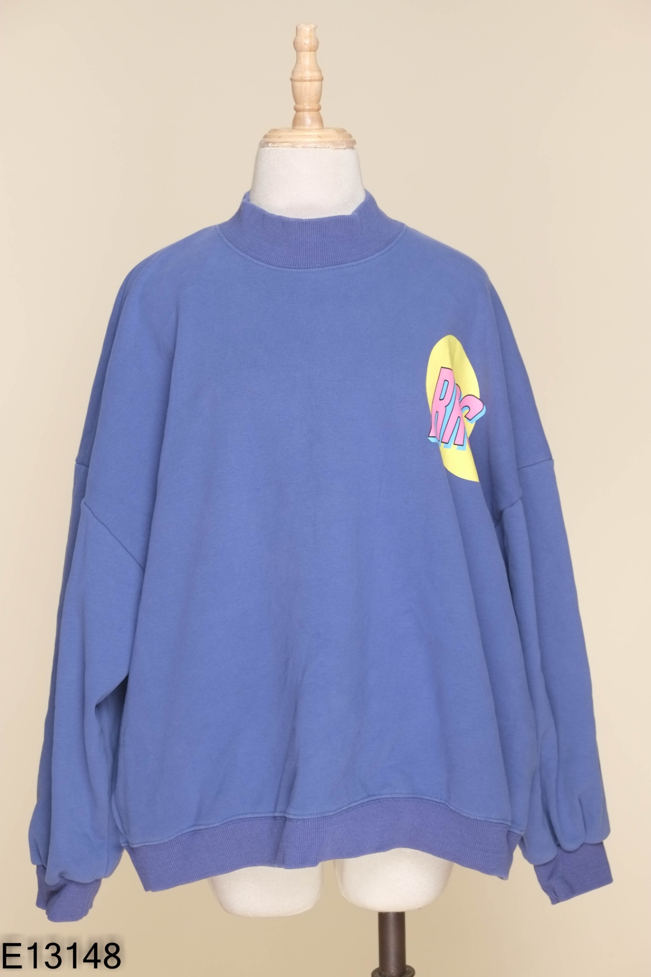Áo sweater xanh in hình vàng chữ hồng