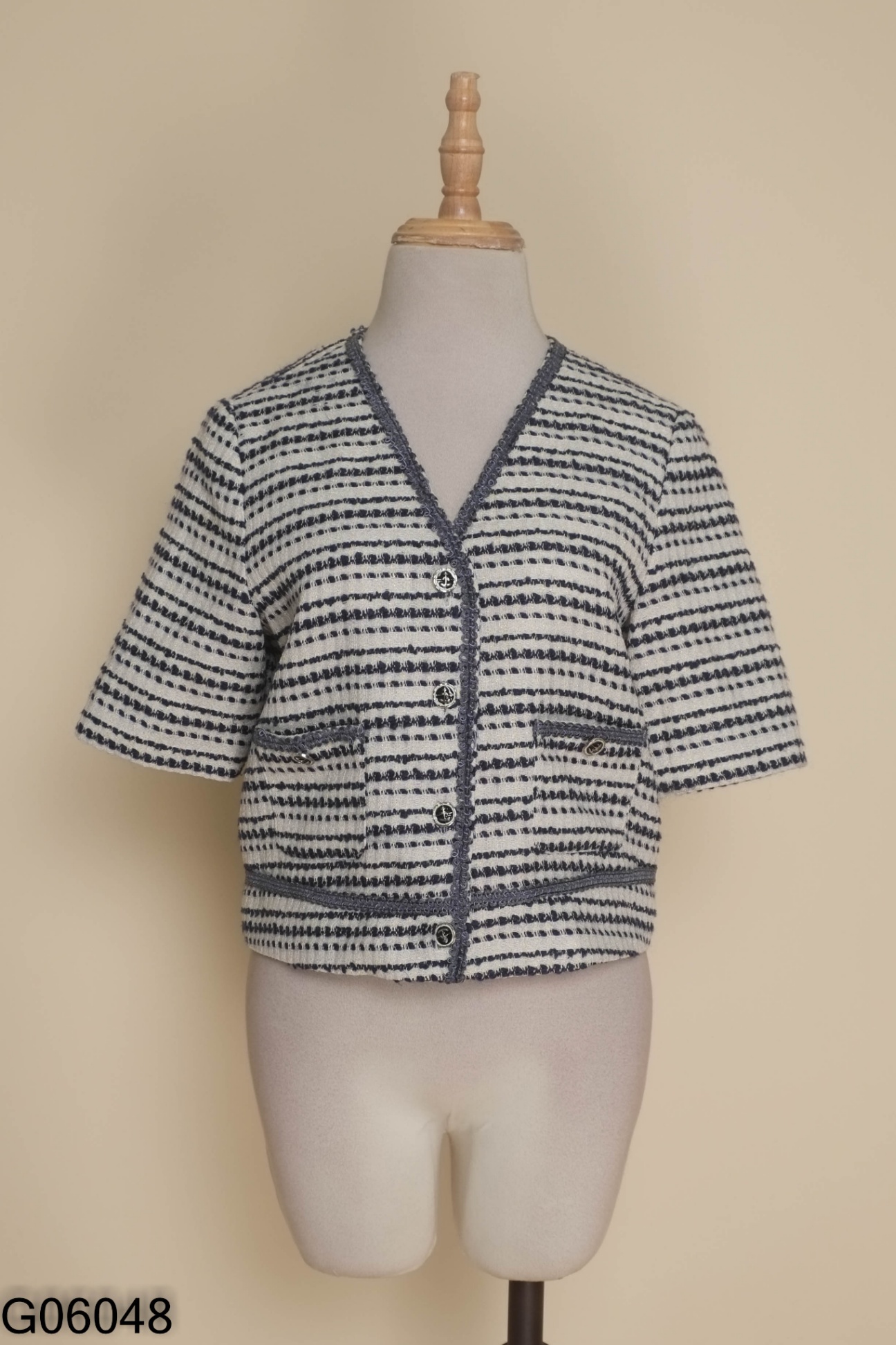 Áo dạ tweed kem kẻ xanh phối túi