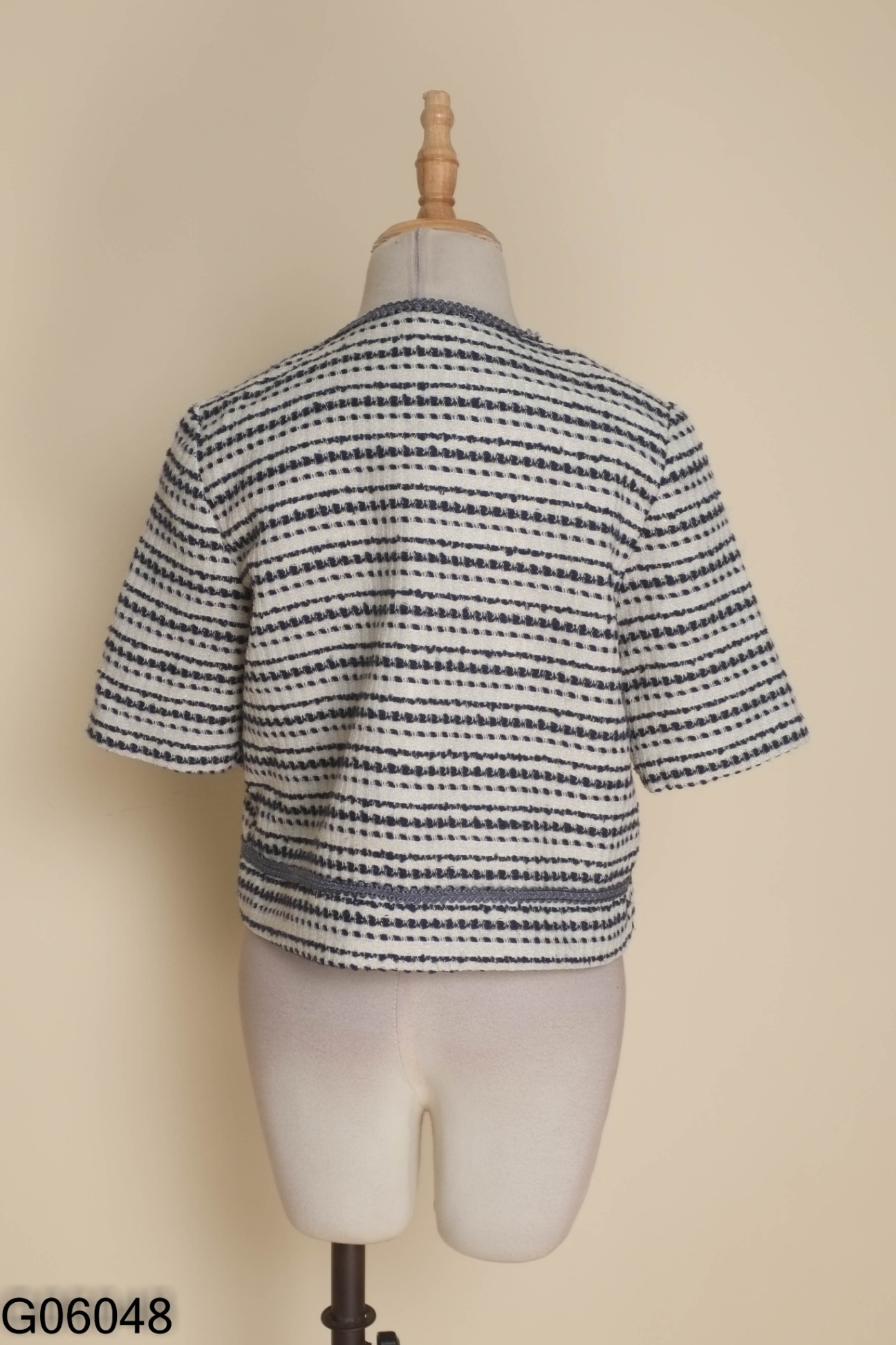 Áo dạ tweed kem kẻ xanh phối túi