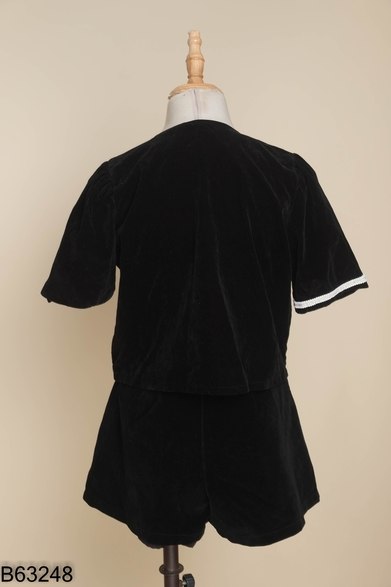 Set áo nhung đen phối viền + quần ngắn