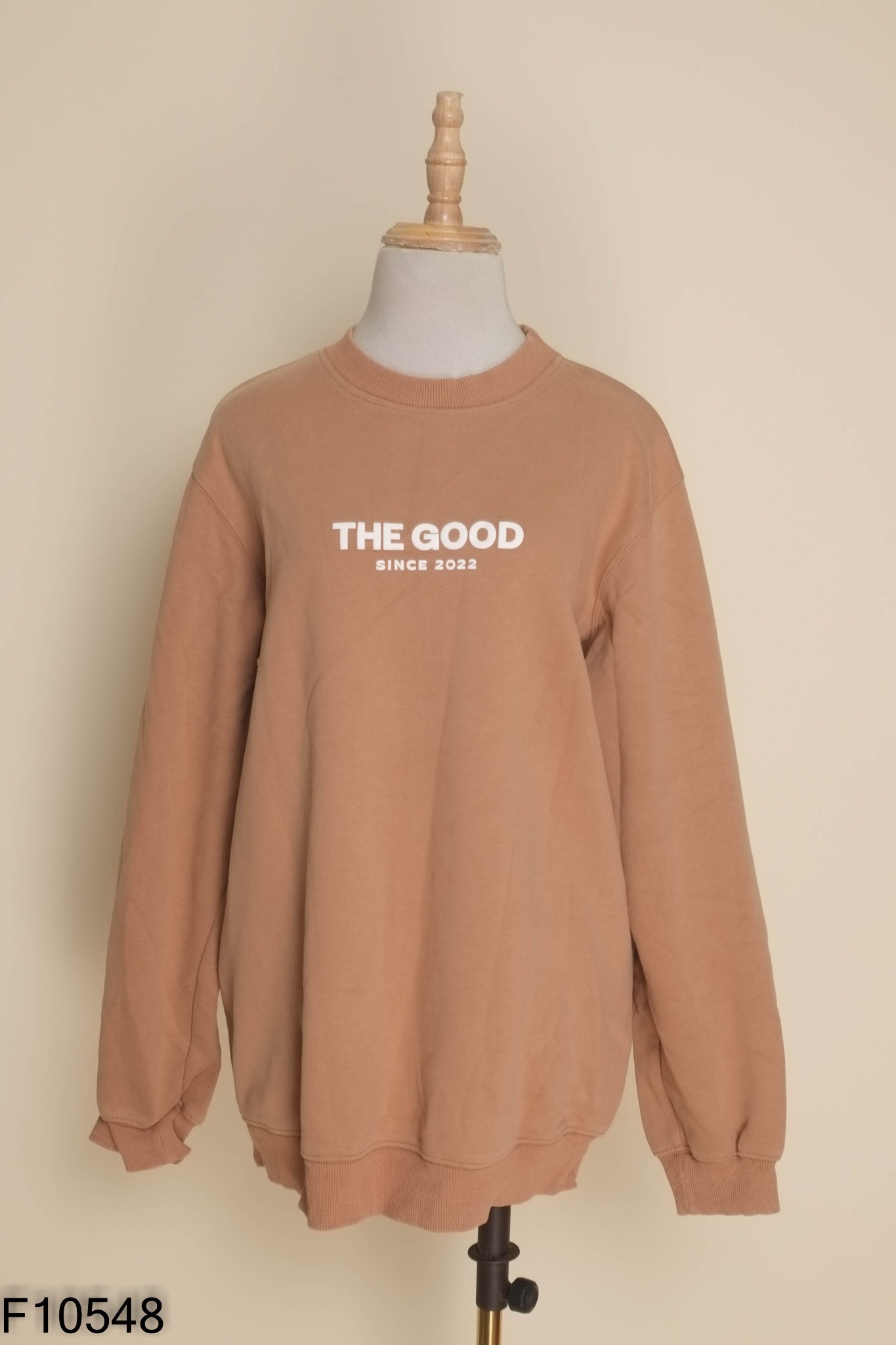 Áo sweater nâu in chữ