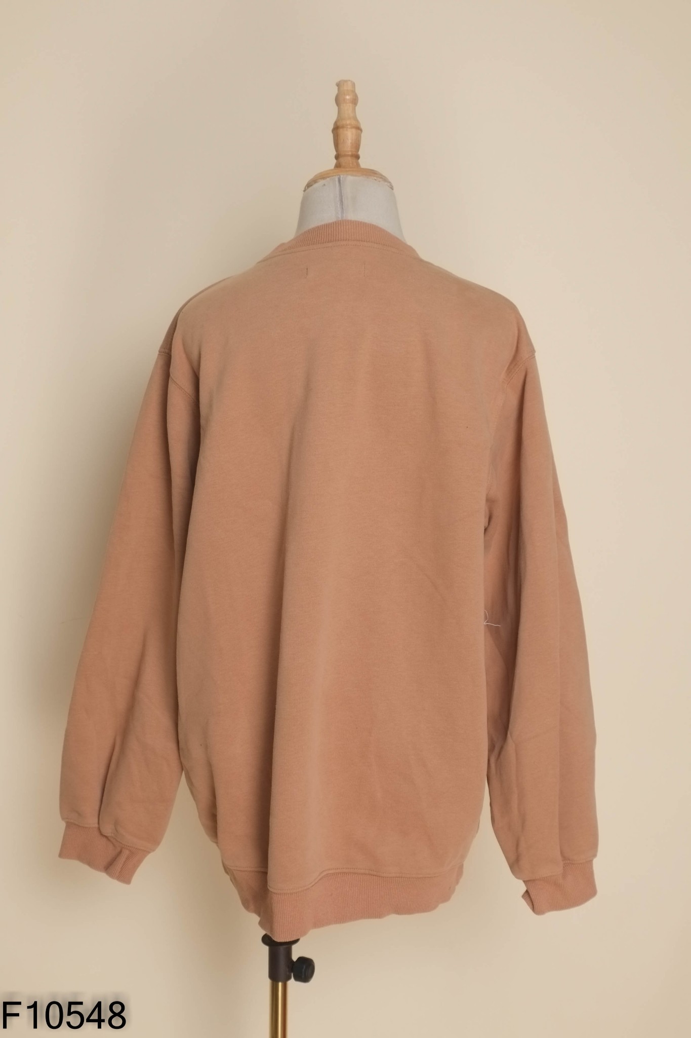 Áo sweater nâu in chữ