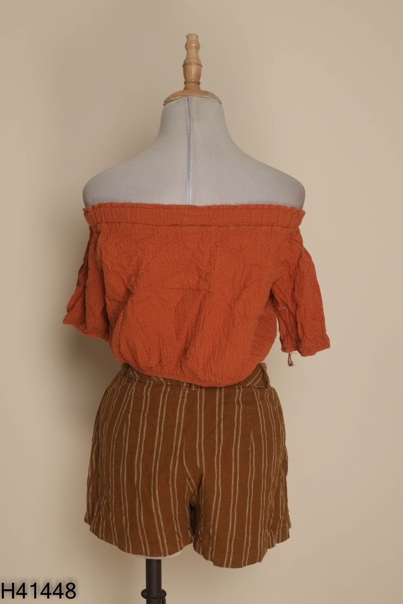 Set áo croptop cam + quần short nâu kẻ