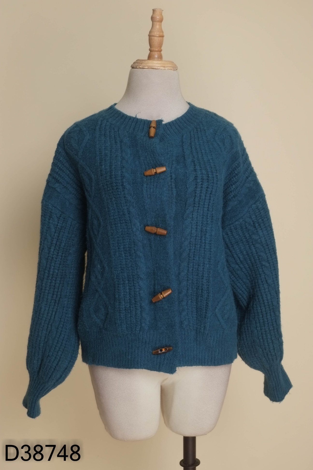 Áo len cardigan xanh cúc gỗ