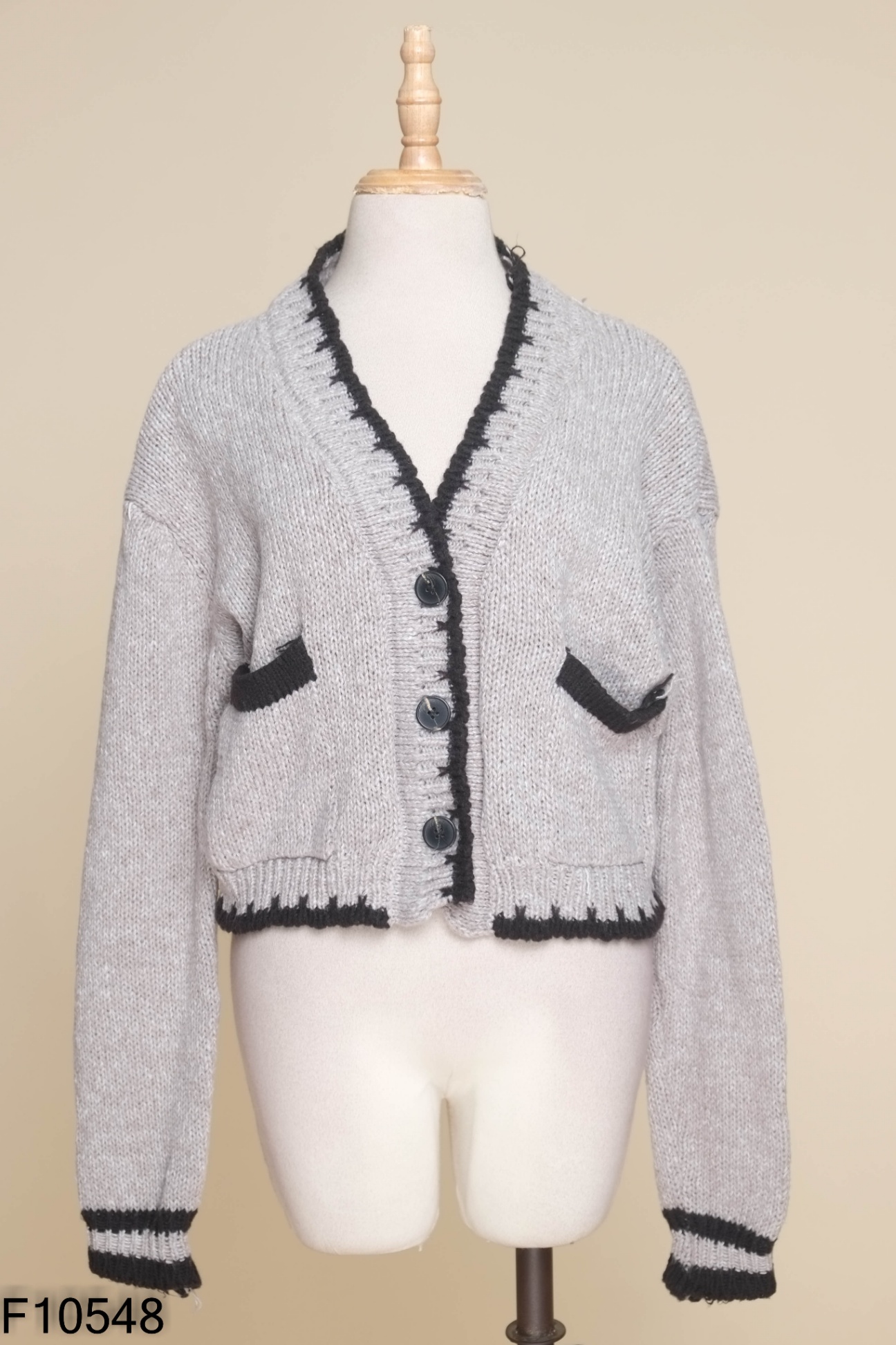 Áo len cardigan xám phối viền đen