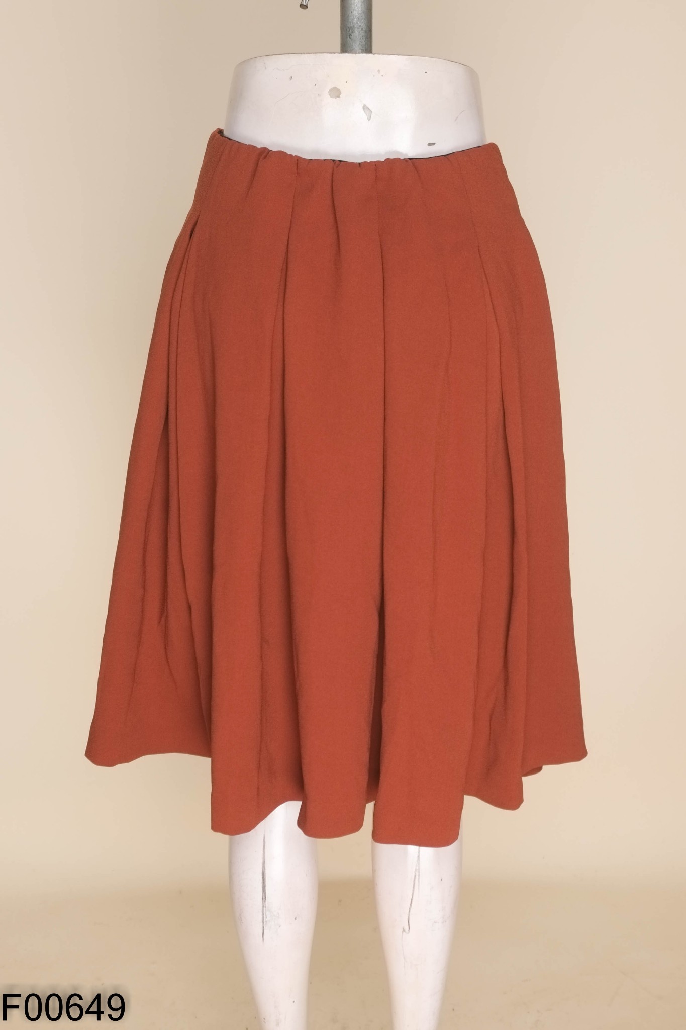 Chân váy UNIQLO nâu xếp ly