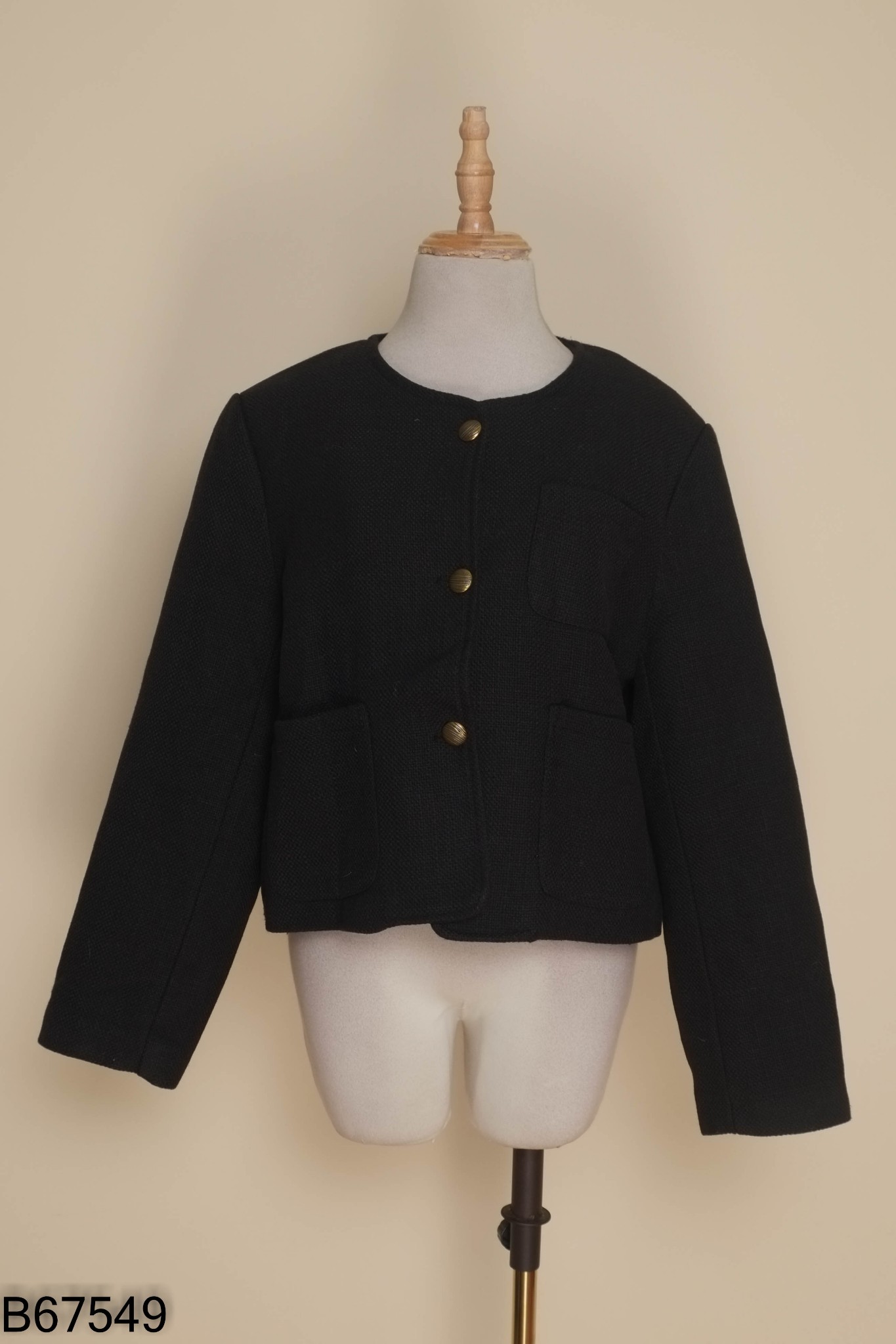 Cardigan đen cúc vàng