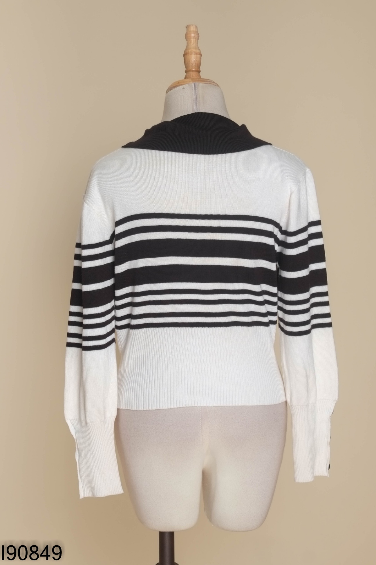 Áo cardigan trắng kẻ đen