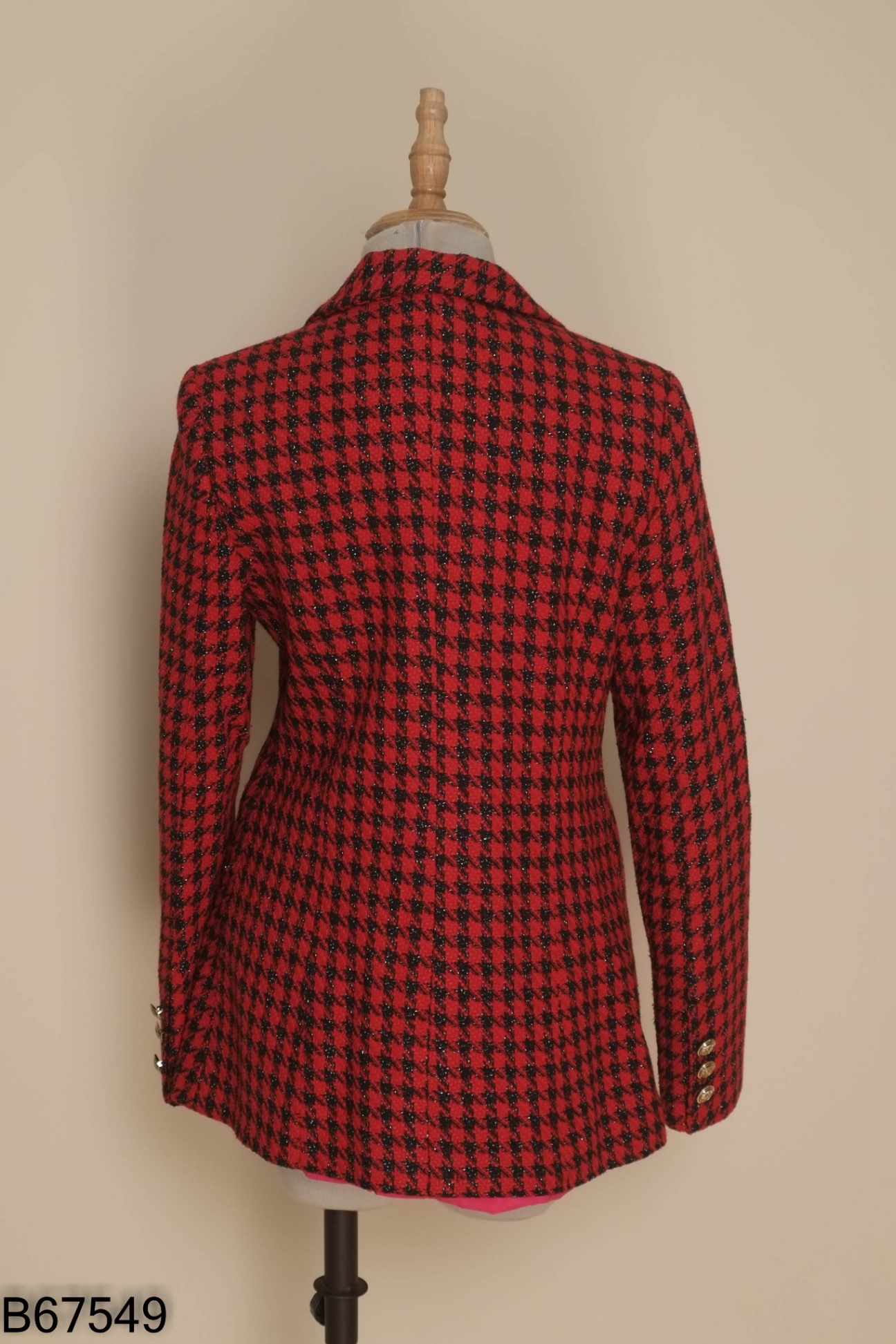 Blazer đỏ cúc vàng
