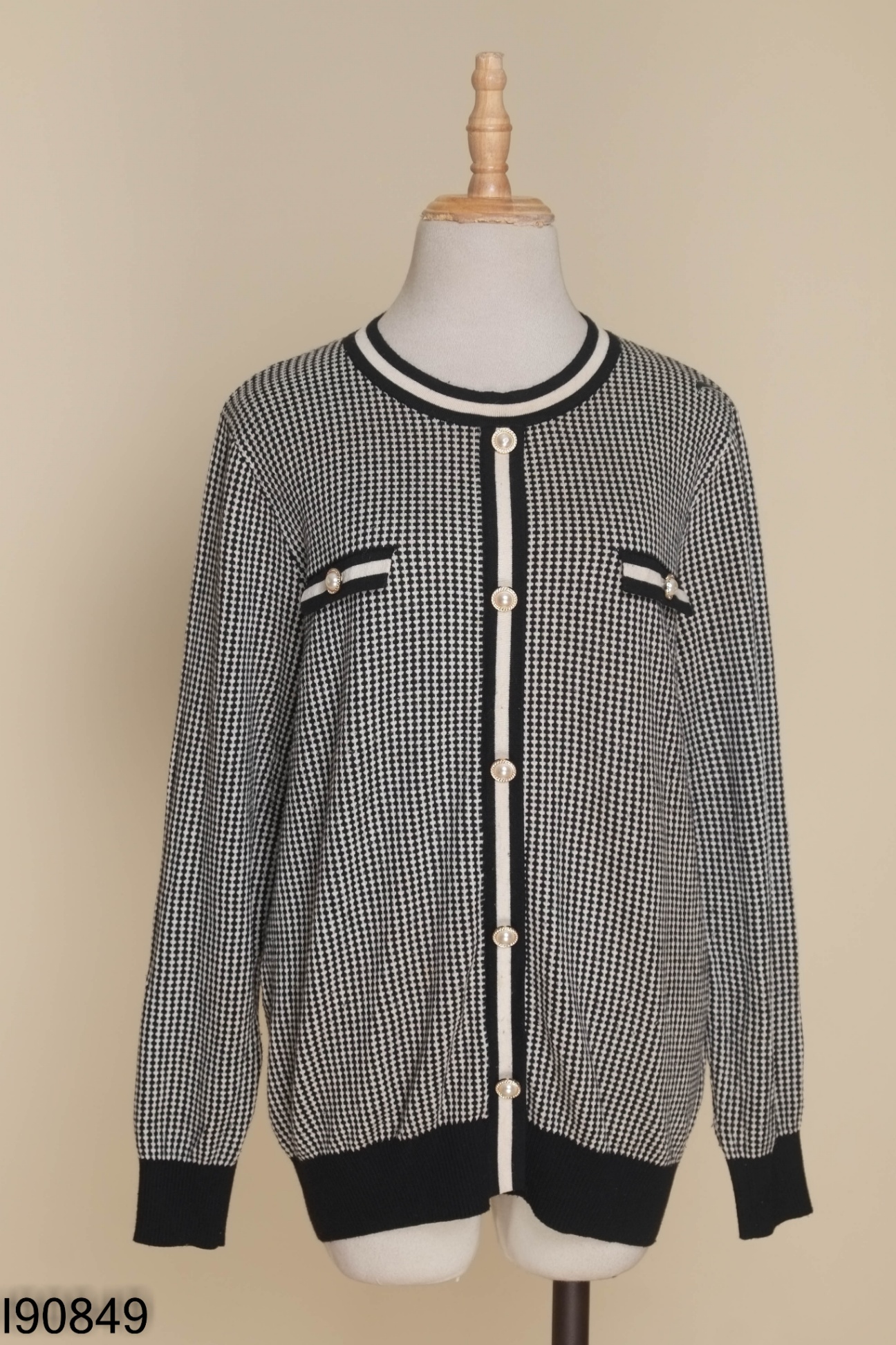 Cardigan mỏng đen trắng cúc ngọc