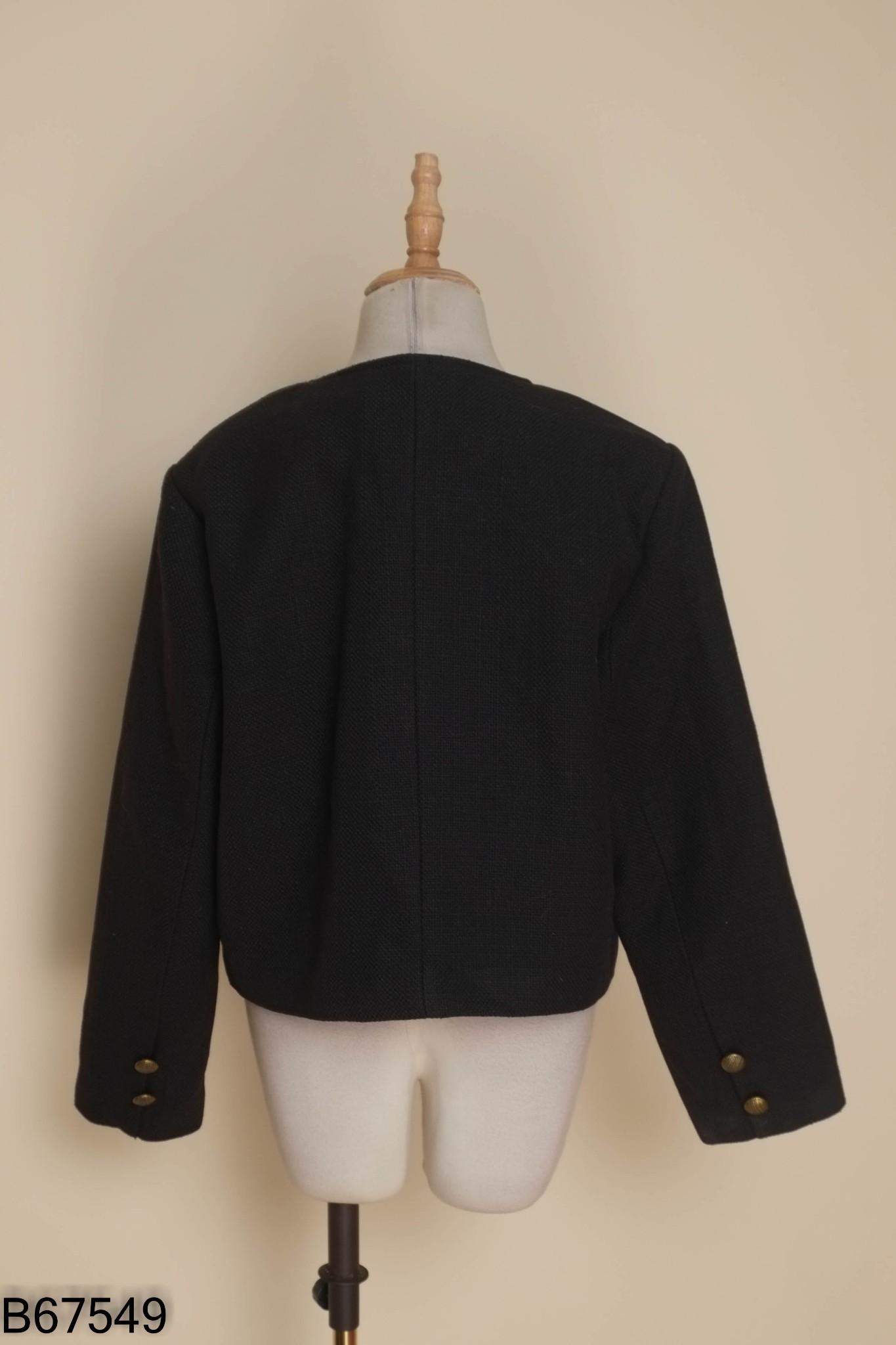 Cardigan đen cúc vàng