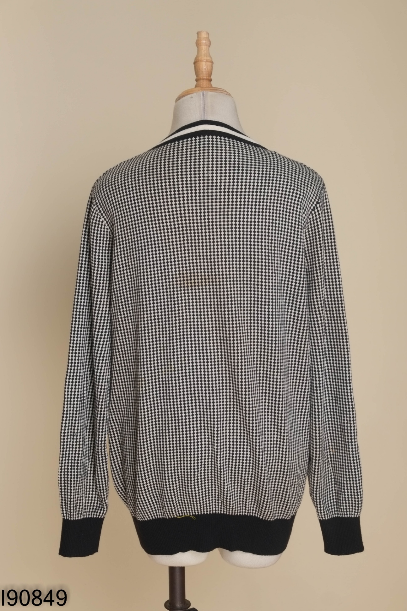 Cardigan mỏng đen trắng cúc ngọc