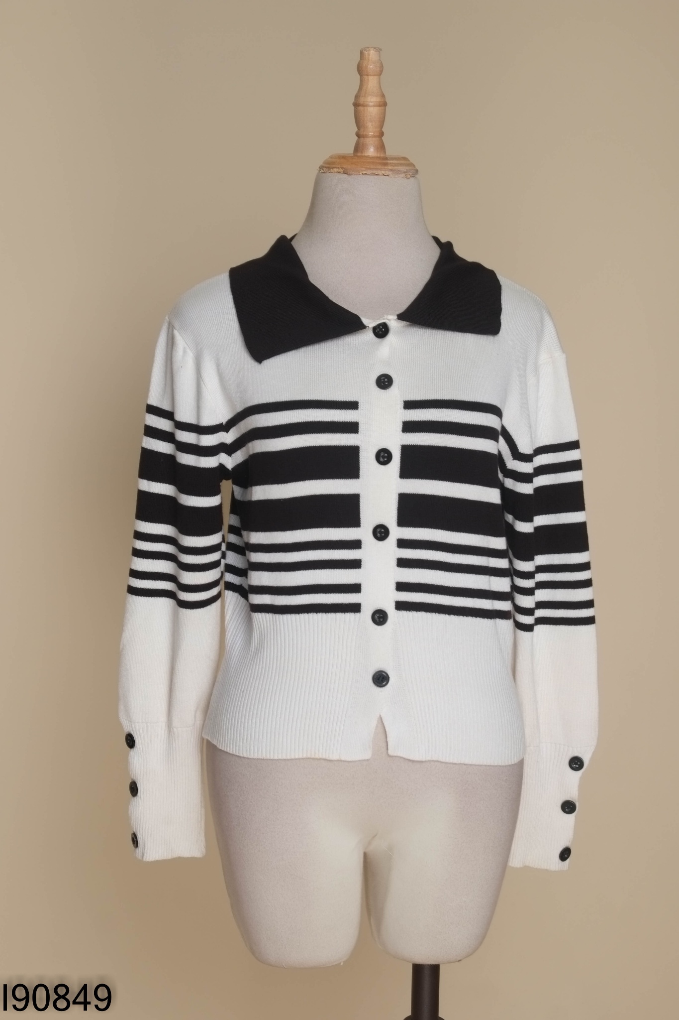Áo cardigan trắng kẻ đen
