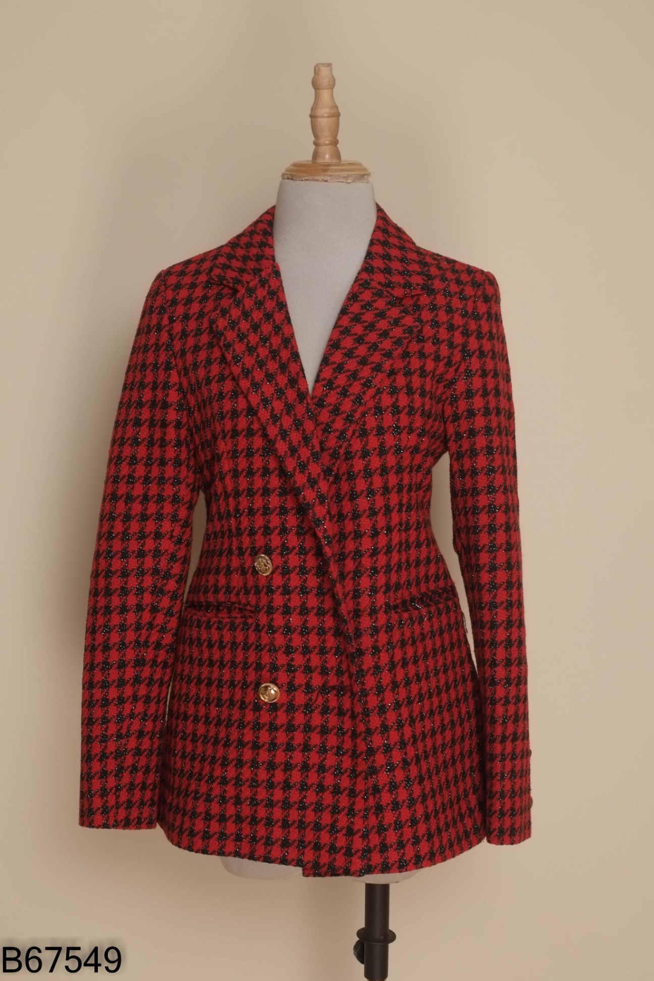 Blazer đỏ cúc vàng