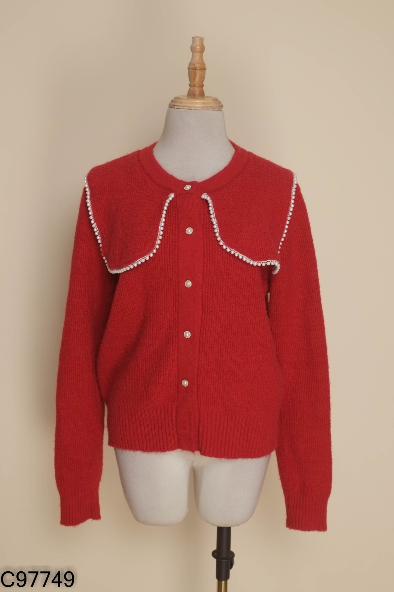 Cardigan đỏ viền đính hạt