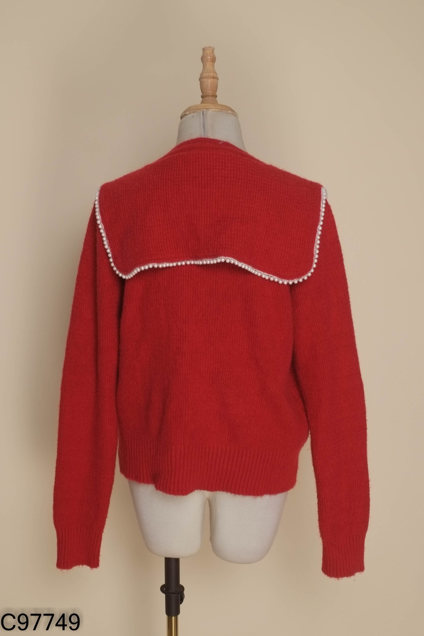 Cardigan đỏ viền đính hạt