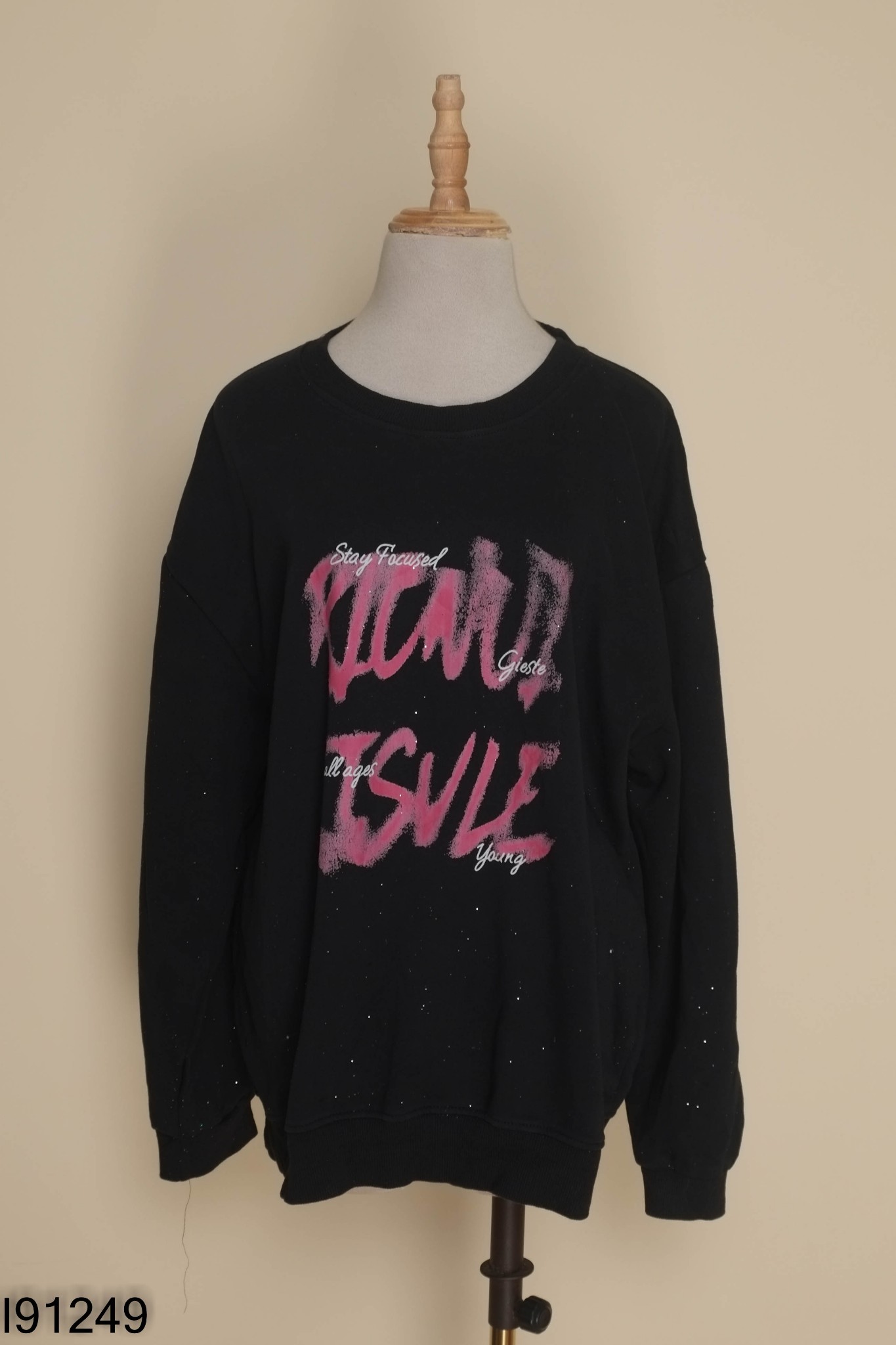 Áo sweater đen in chữ hồng
