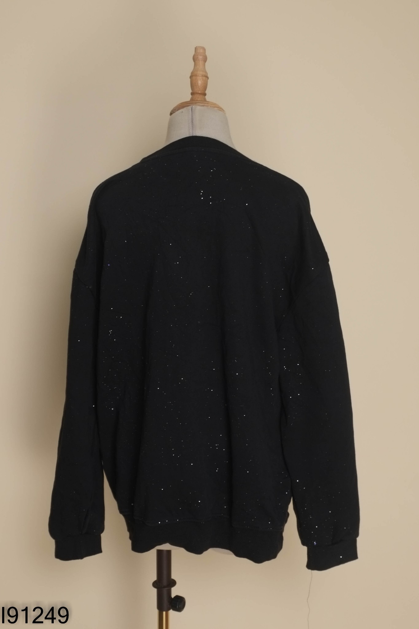 Áo sweater đen in chữ hồng