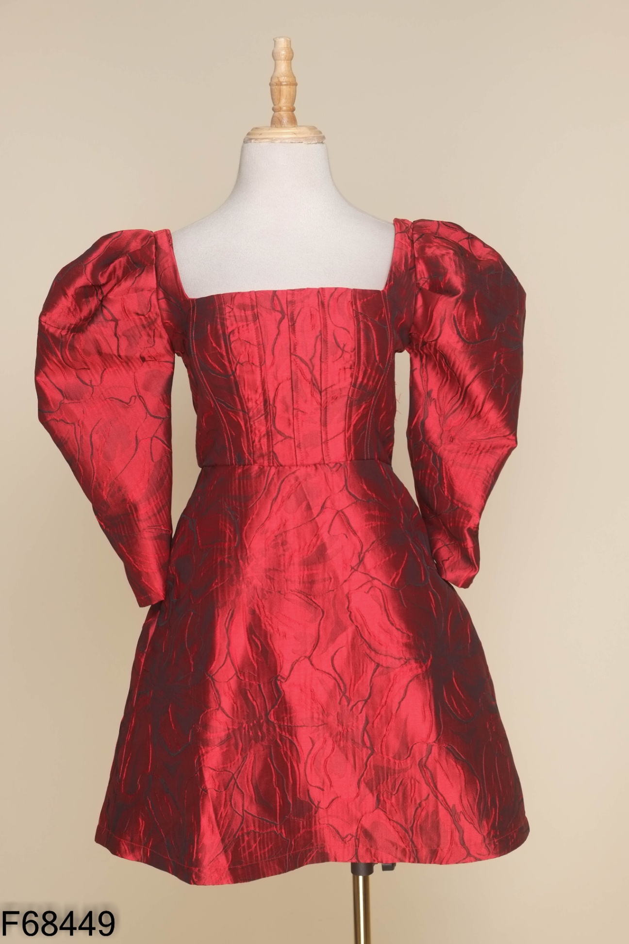 Váy đỏ phối ren THE SHILLA