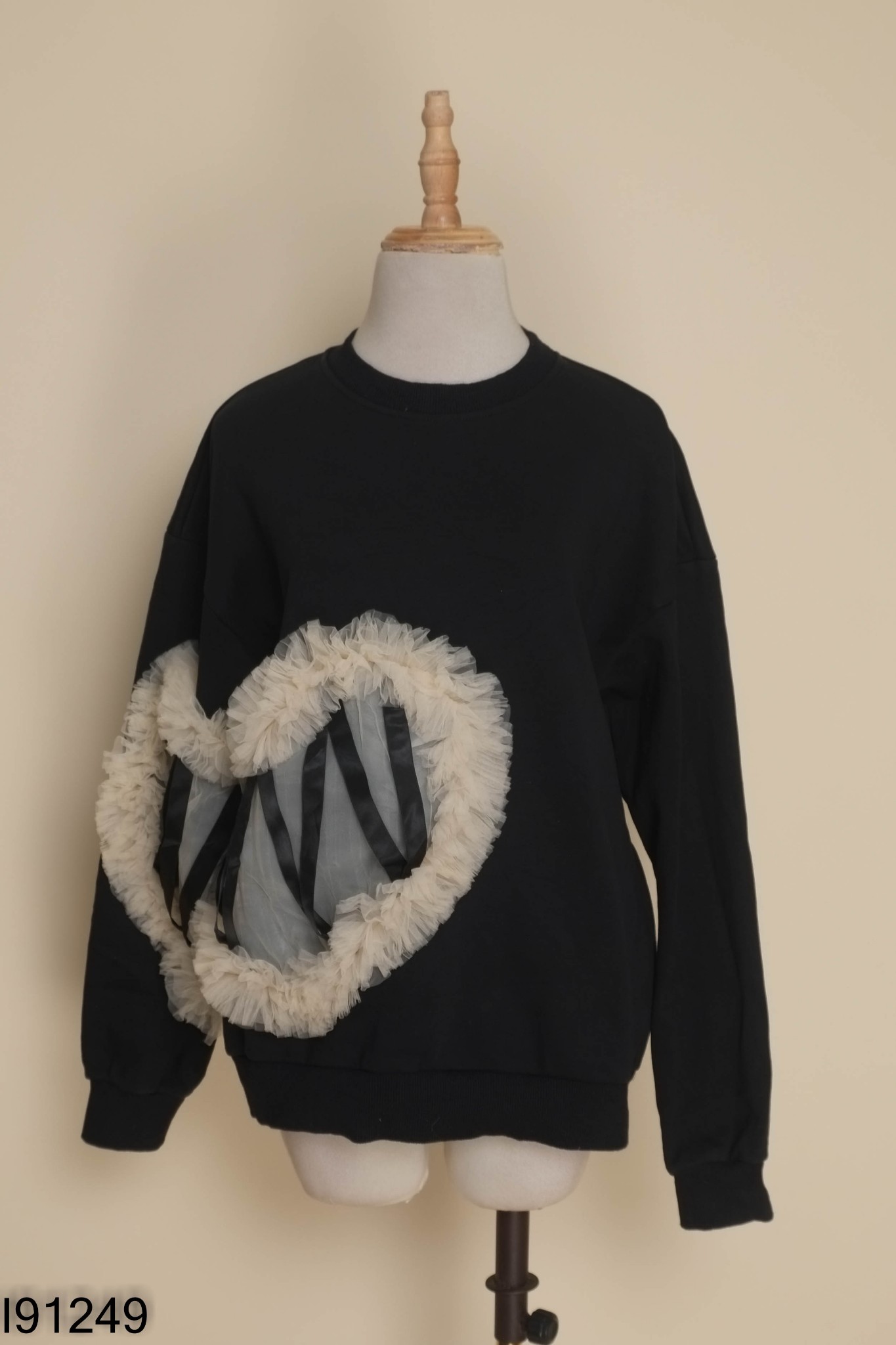 Áo sweater đen phối lưới be