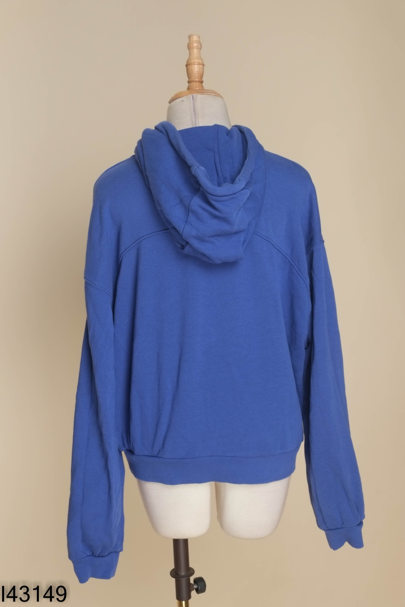 Áo hoodie xanh thêu chữ
