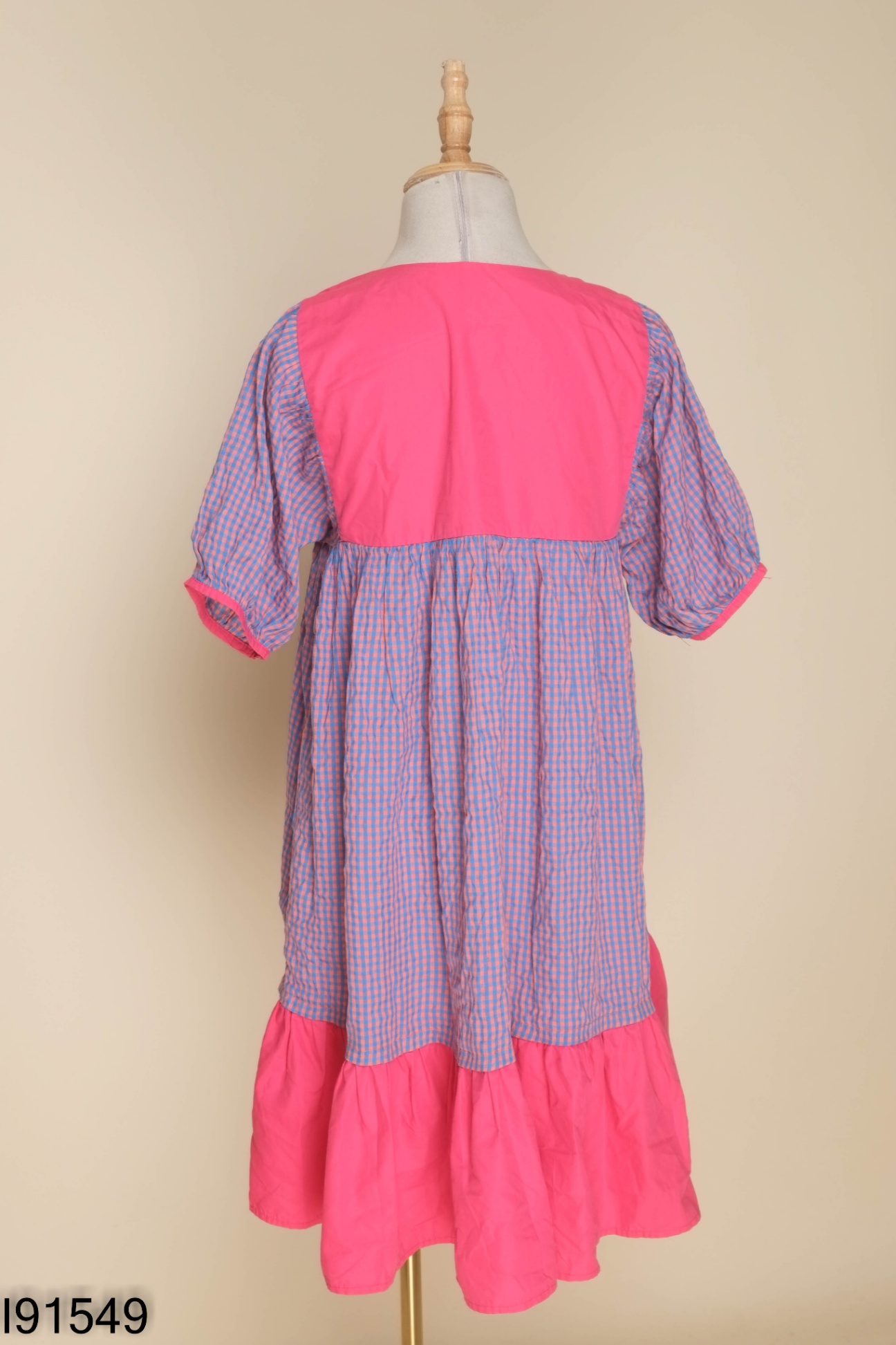 Váy hồng phối xanh caro