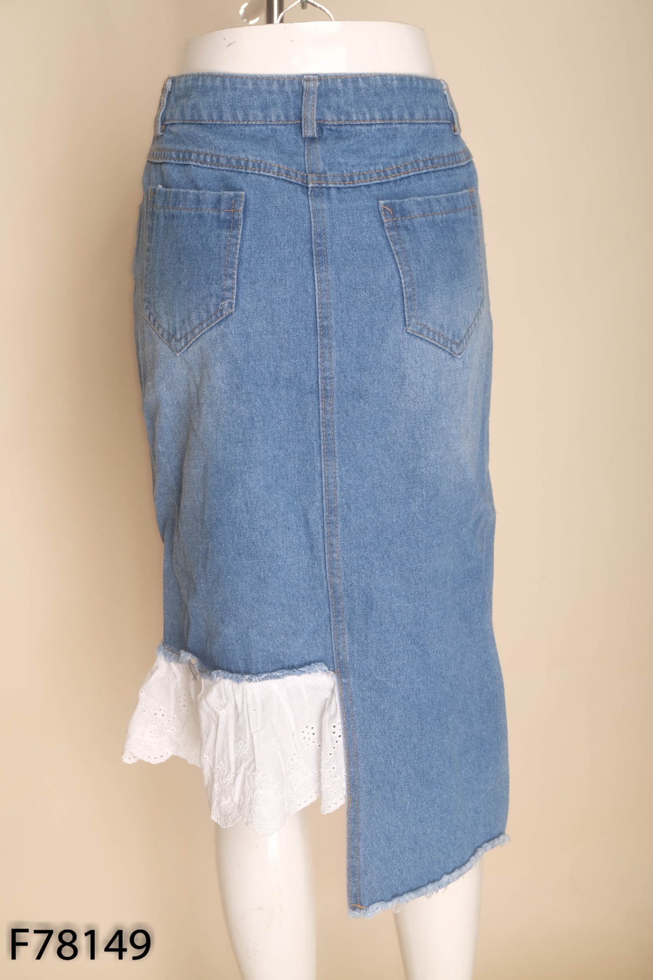 Chân váy jeans xanh phối bèo trắng