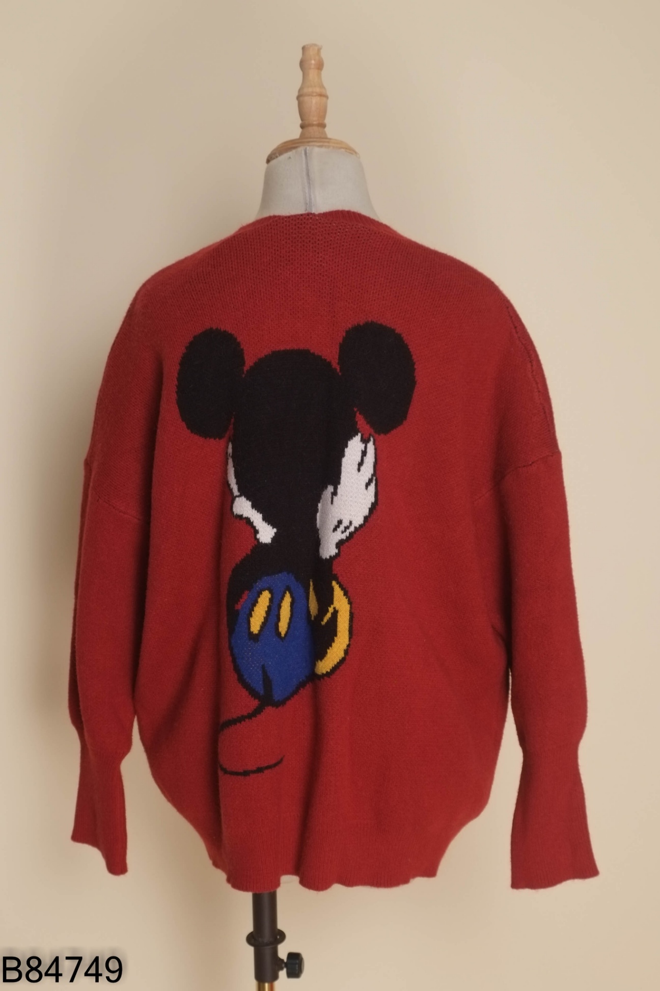 Áo len đỏ hình Mickey
