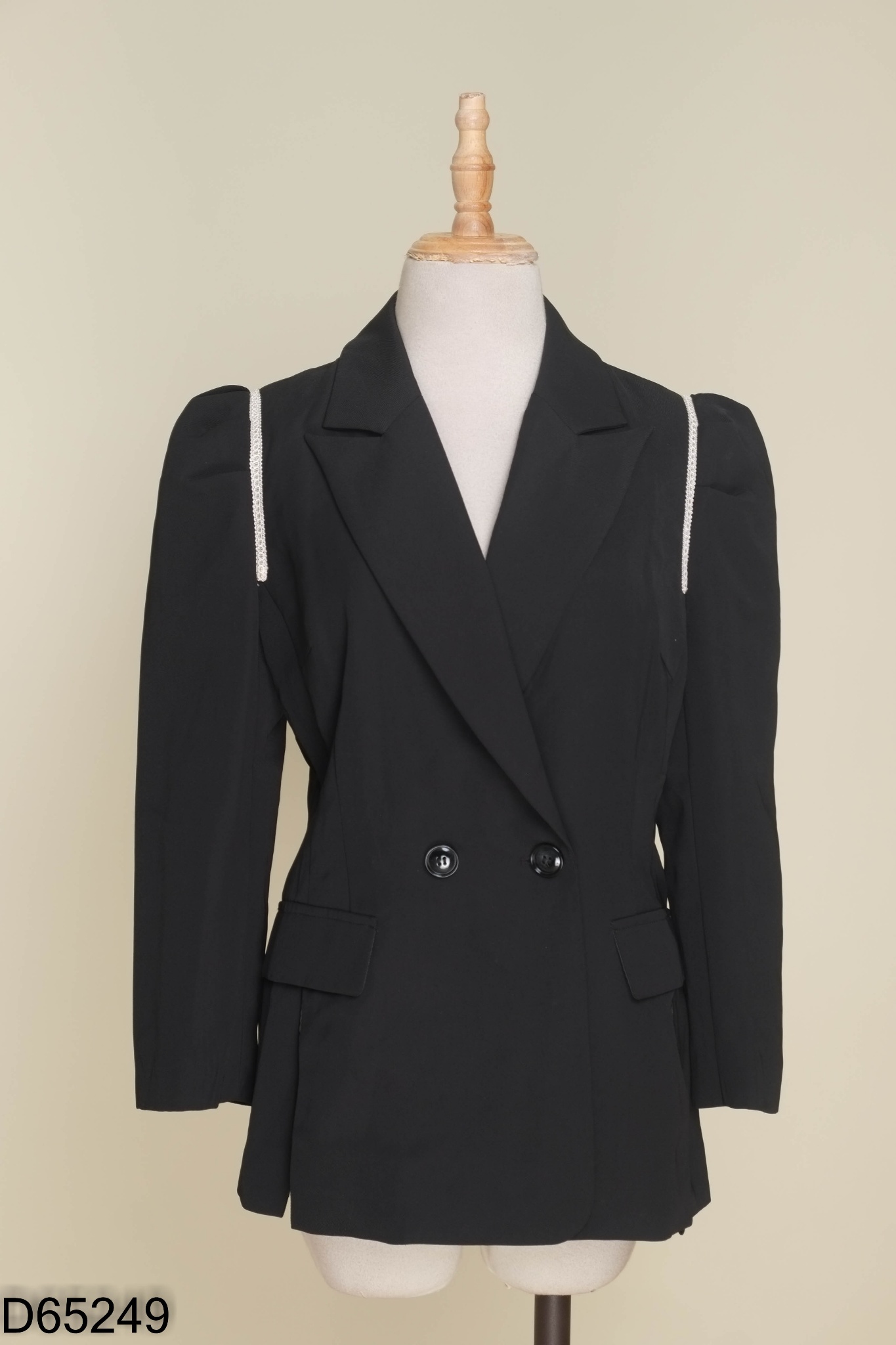 Blazer đen viền be