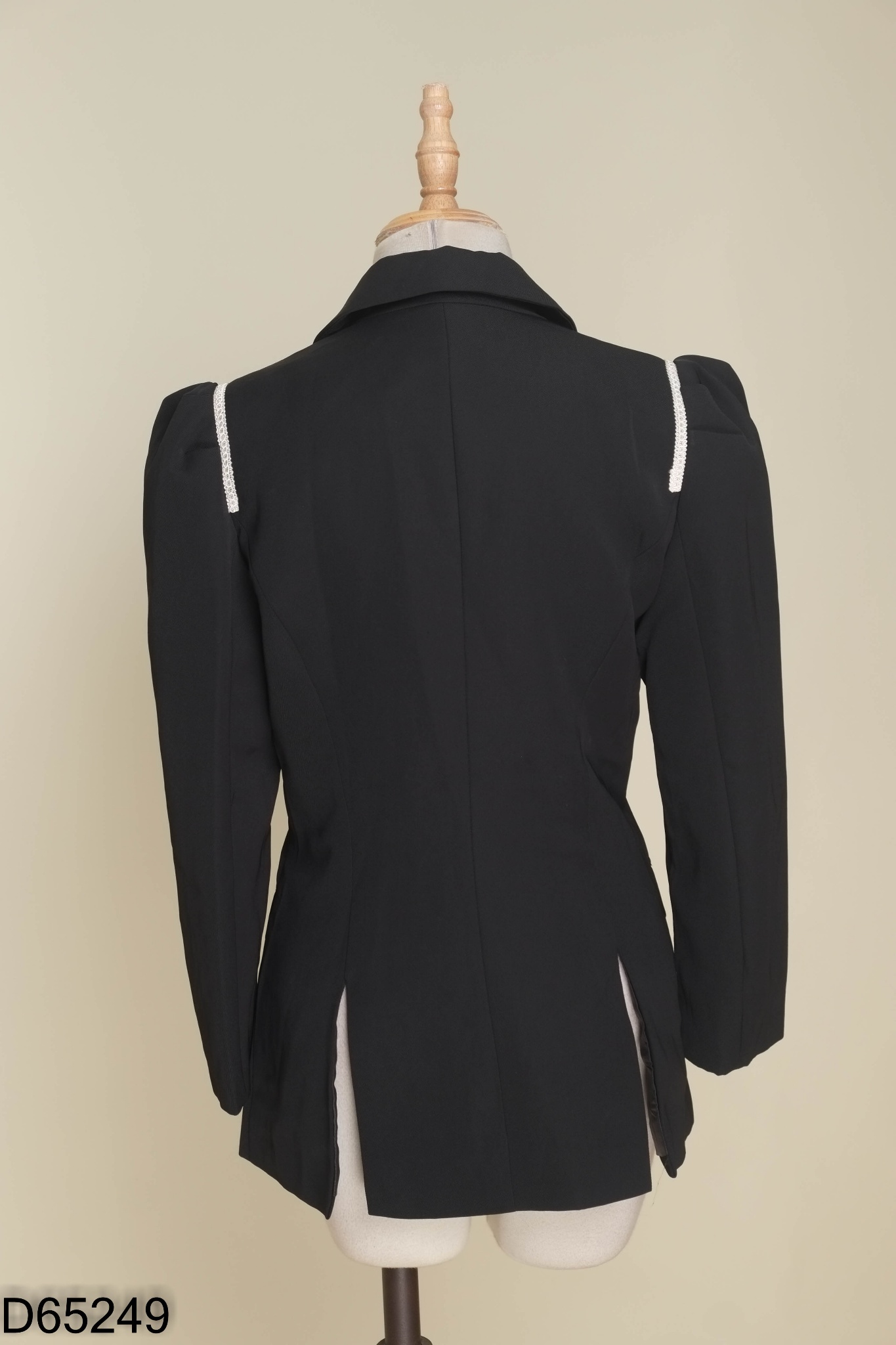Blazer đen viền be